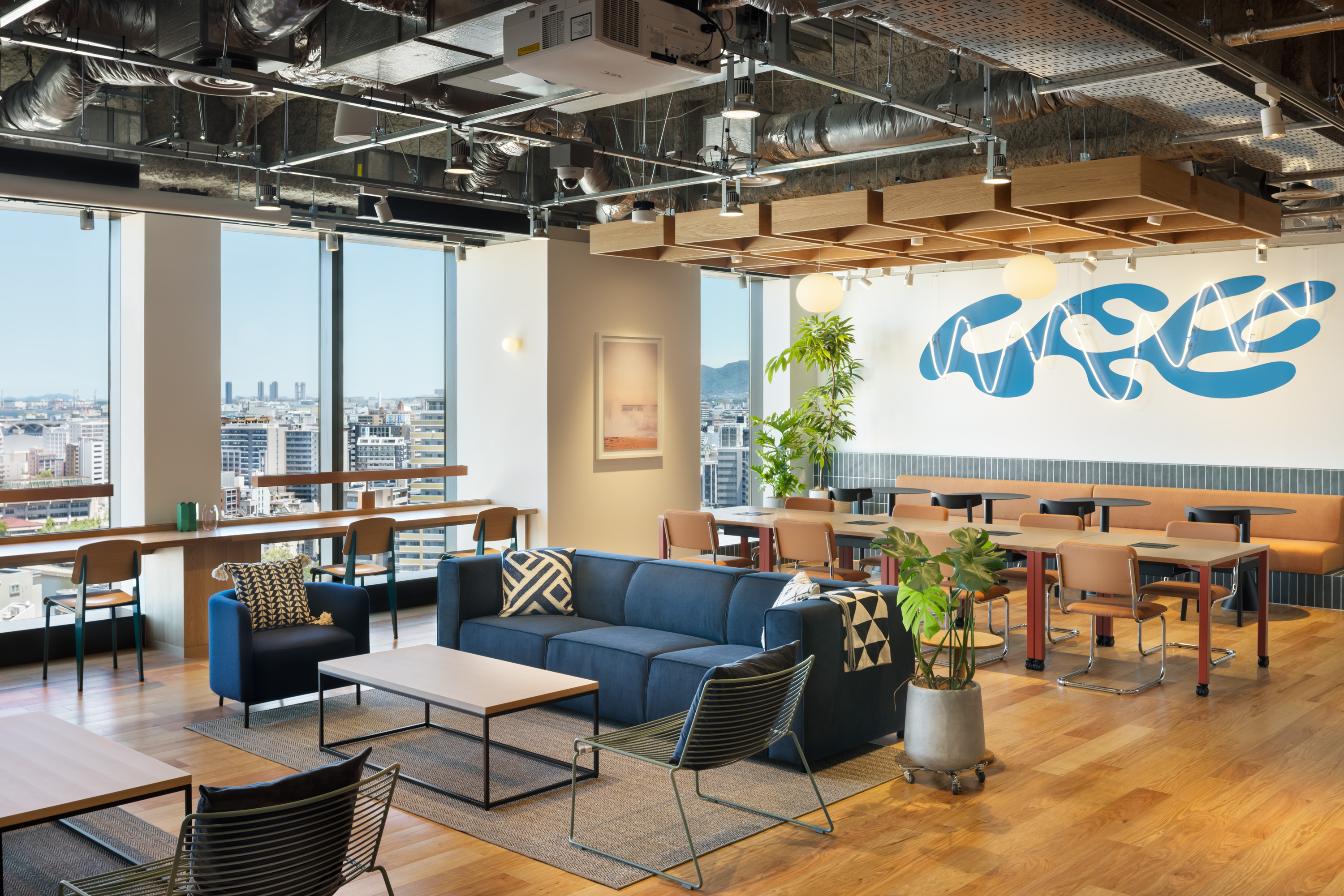 共有部_ラウンジ。グループワークや個人での作業、休憩にも対応したフレキシブルなスペースです。© WeWork