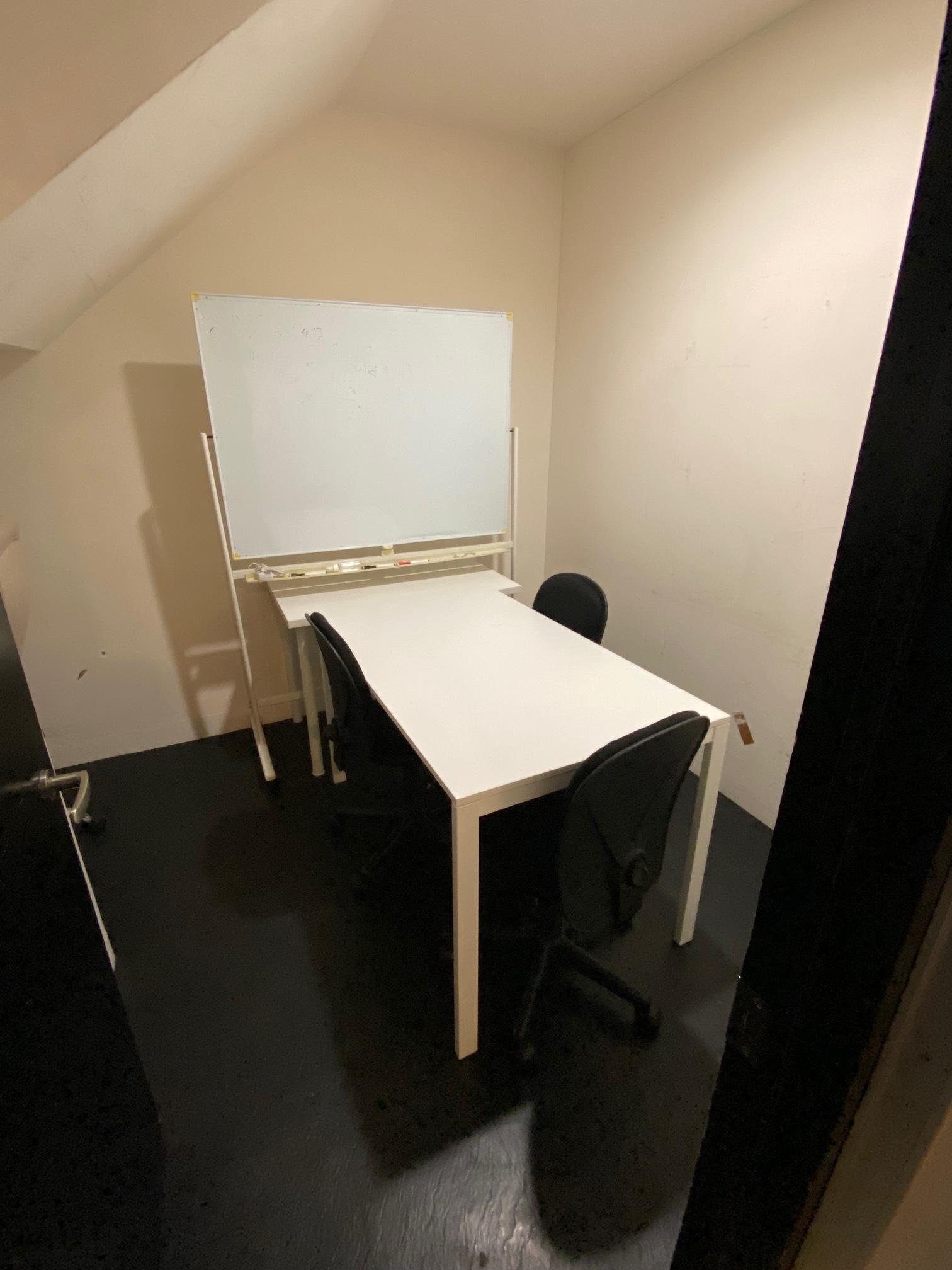 共有部_会議室。会議、面接などに利用できます。