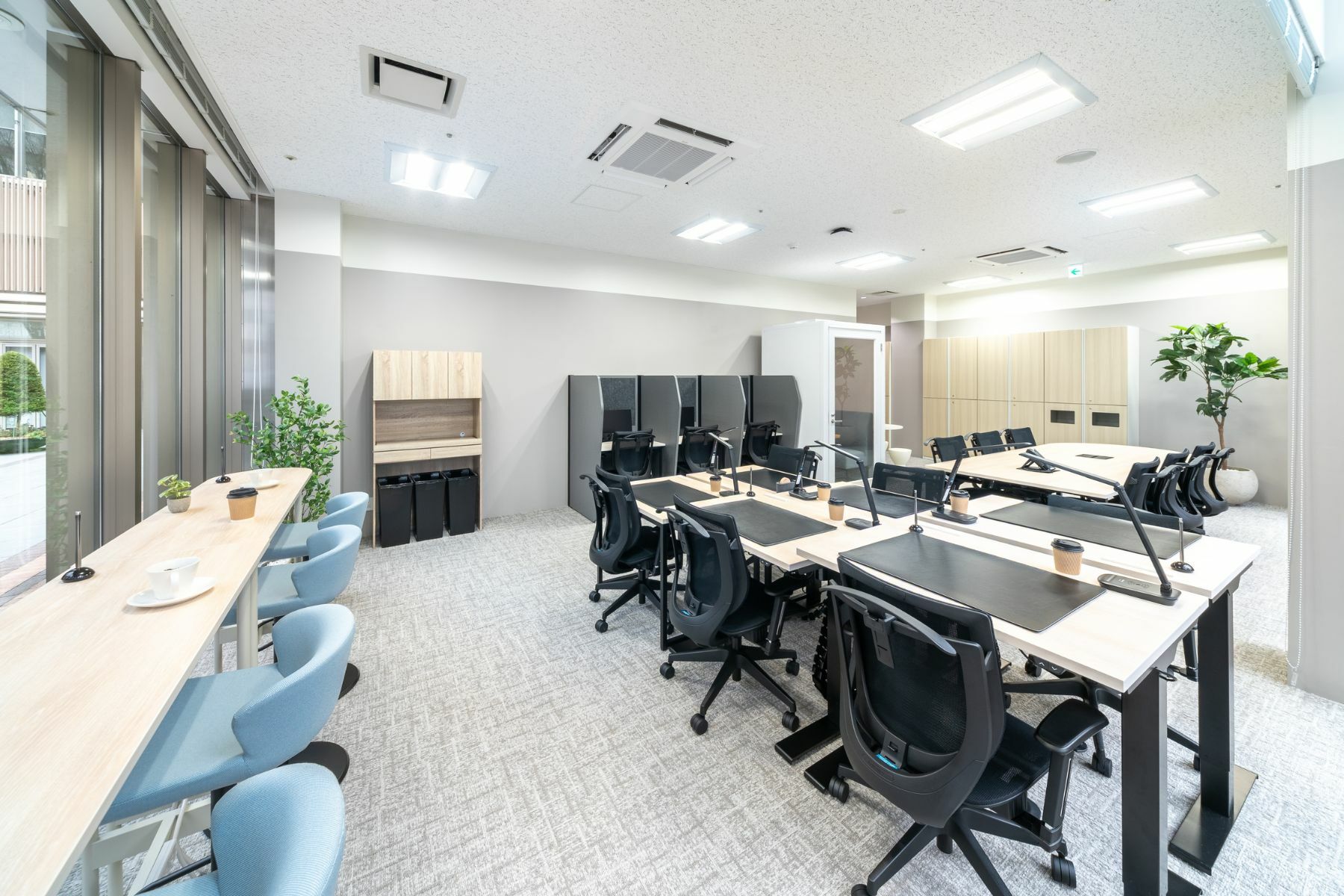 セットアップオフィス2_一部屋に複数タイプの席をご用意。