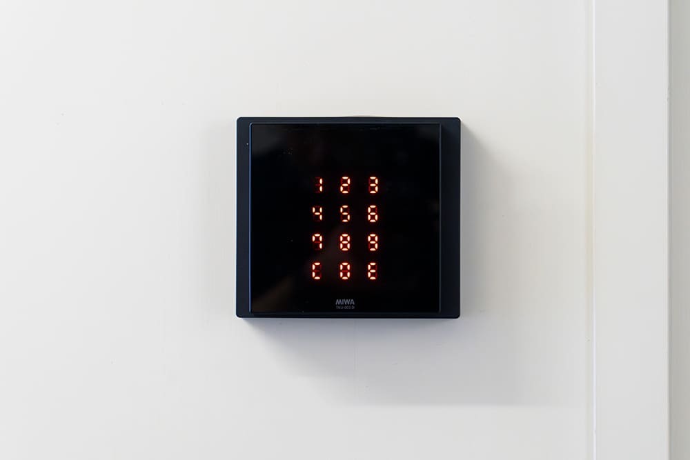 外観_オフィス入口。暗証番号式オートロックを完備しています。