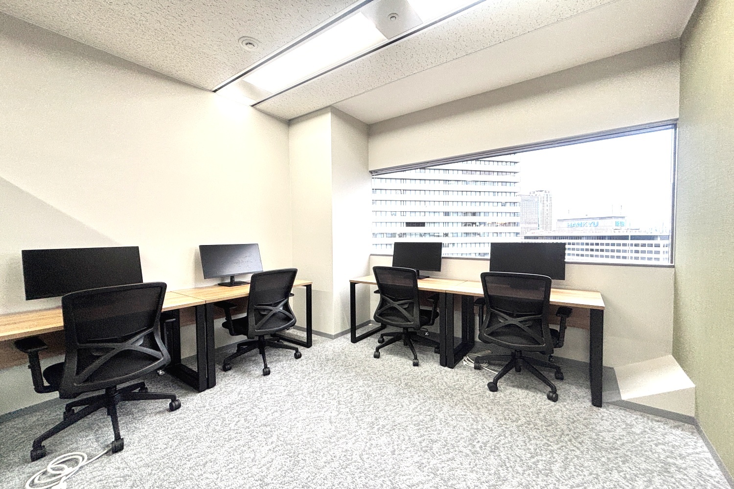 専有部_個室。自然光が入る窓付きの個室です。