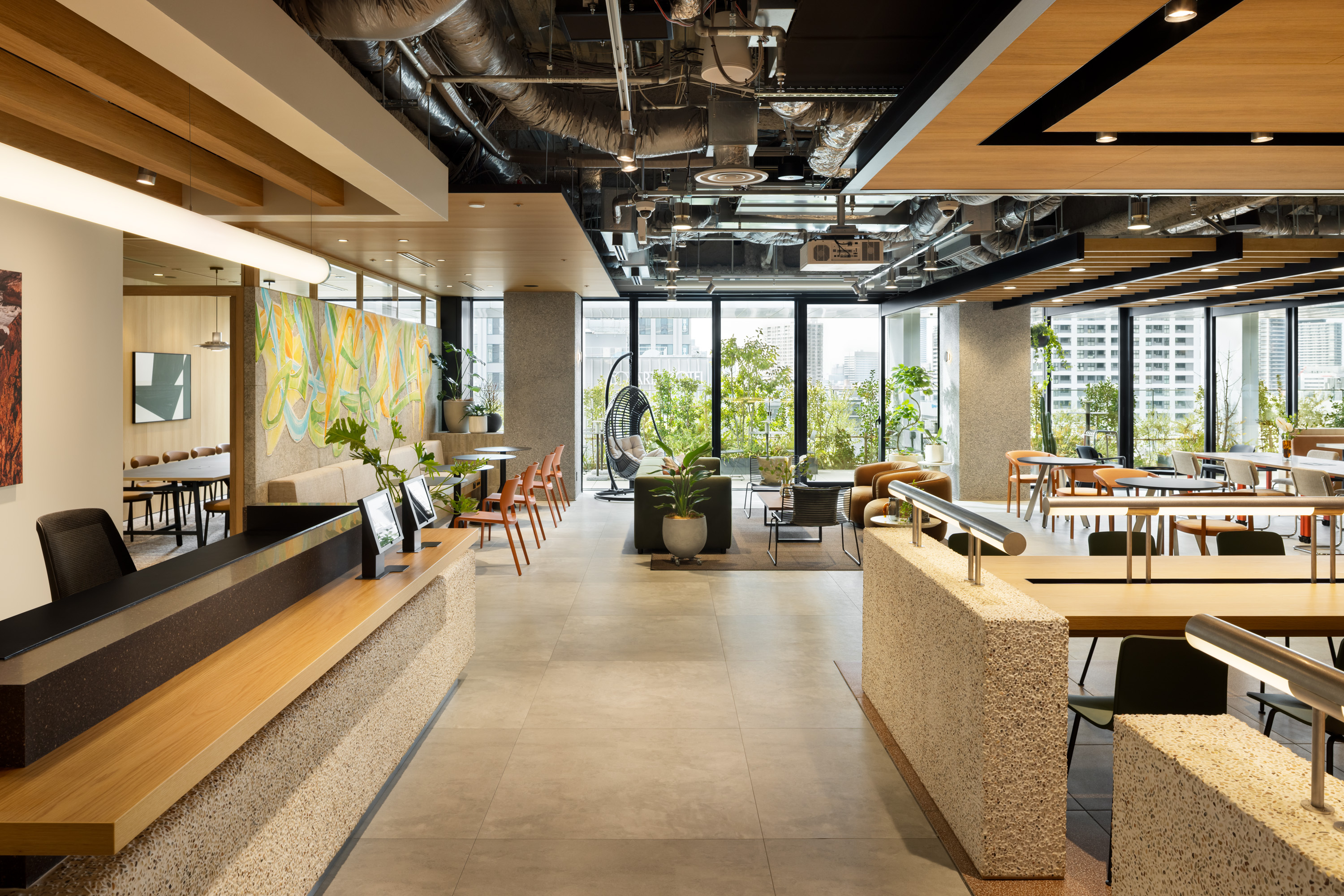 共有部_ラウンジ。広くて開放的なラウンジです。※写真はイメージです。© WeWork