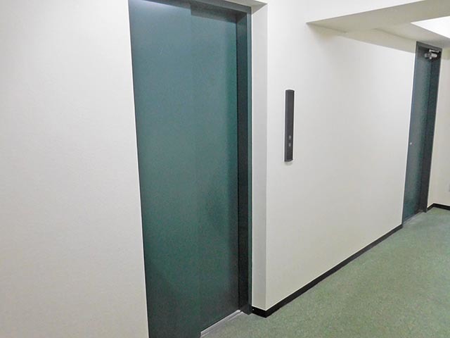 内観_エレベーターの写真です。