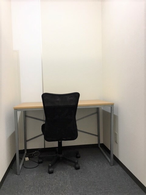 専有部_個室。家具、インターネット環境完備です。
