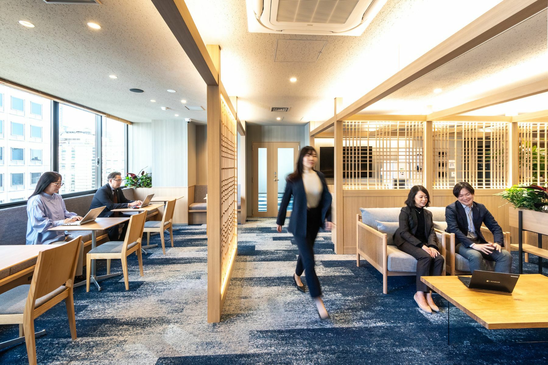 ラウンジ(共用部)。横浜の海をイメージしたオフィスデザインとなっています。