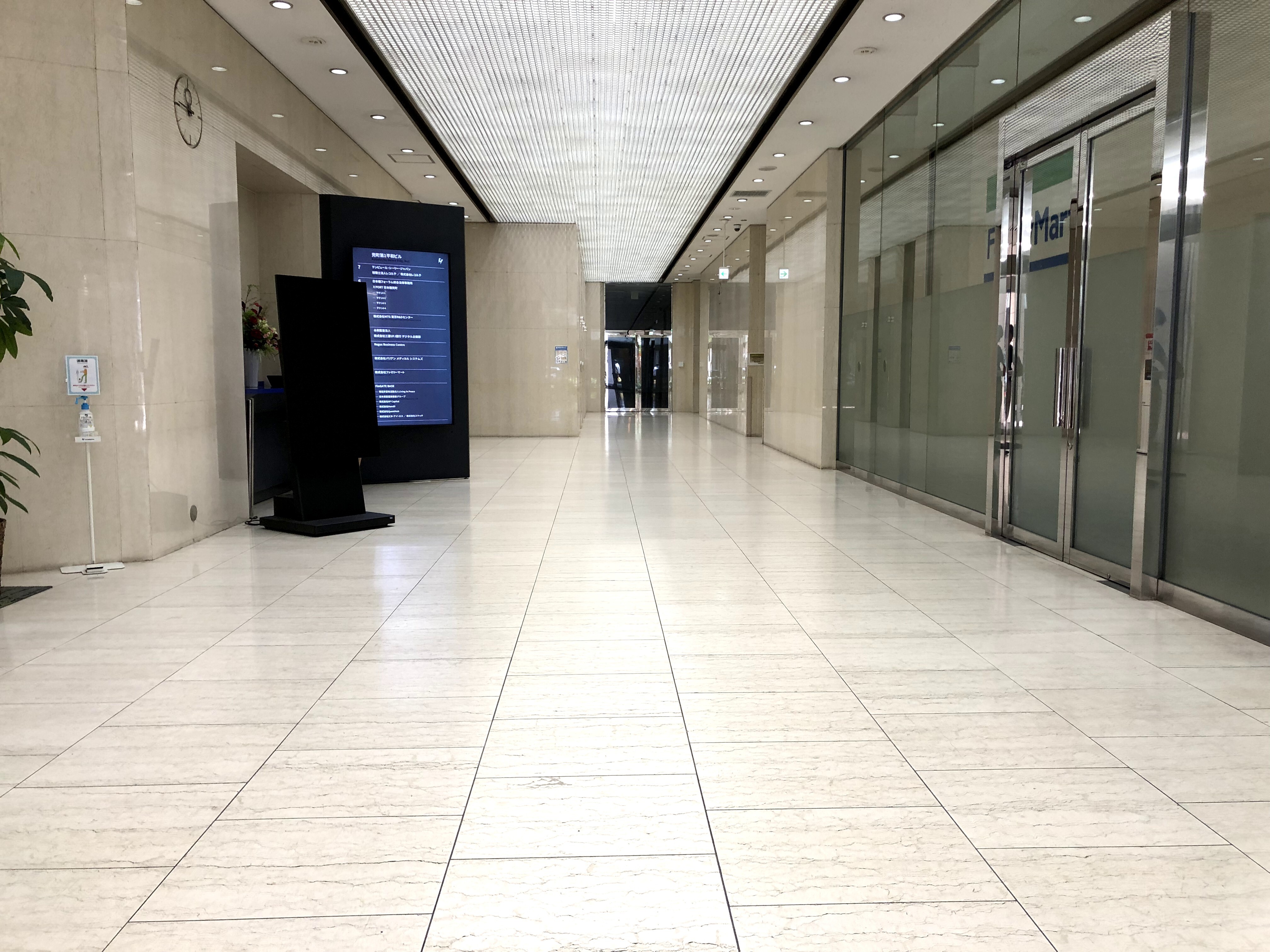 外観_エントランス。1階デジタルサイネージに社名を掲示でき、来客案内もスムーズに行うことができます