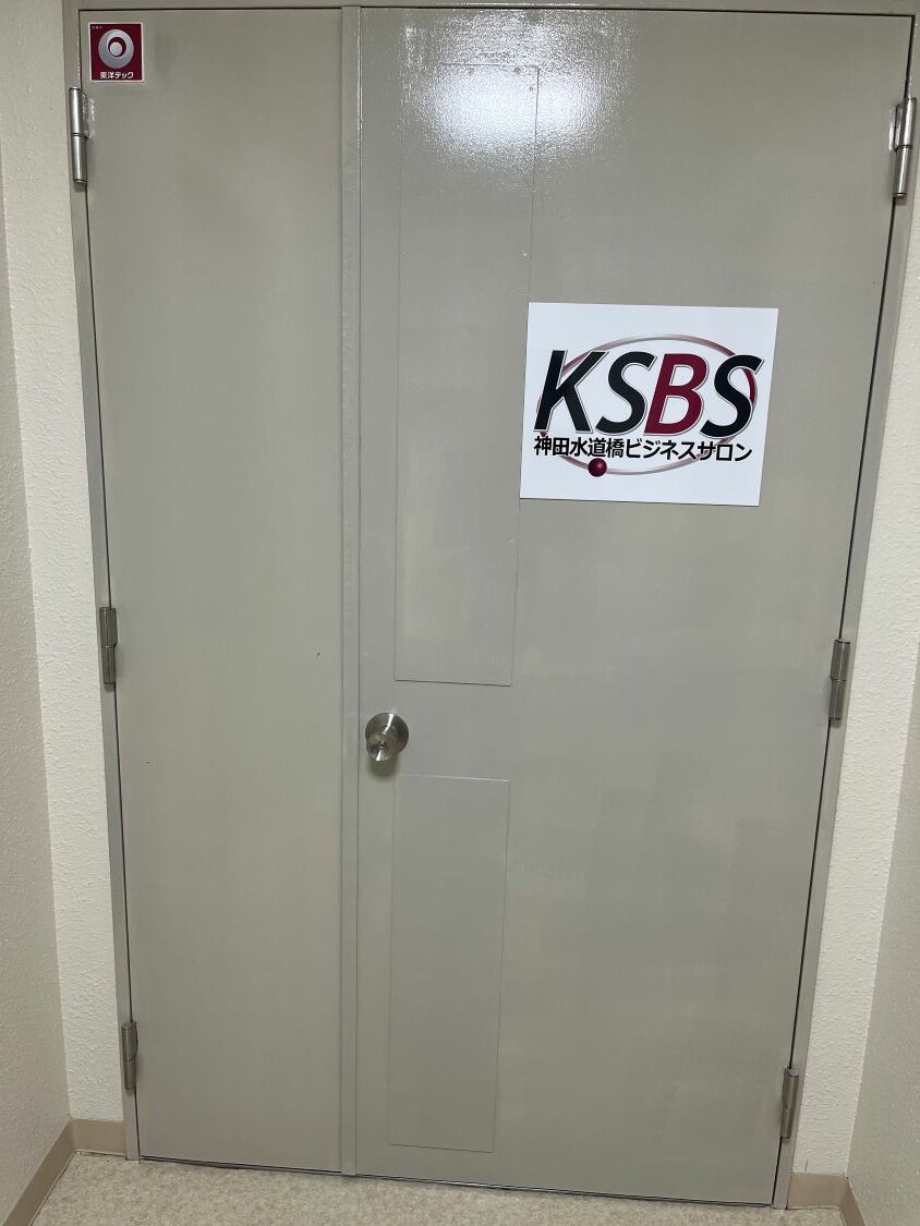 外観_入口。水道橋駅(西口)から徒歩3分に位置しています。