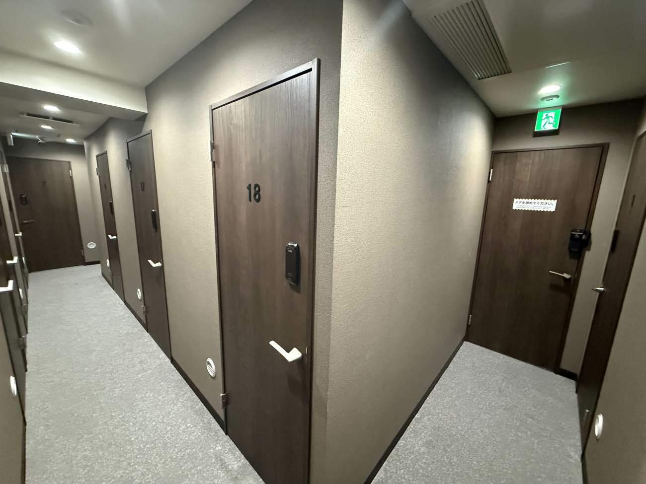 共有部_廊下。個室オフィスは施錠可能となっています。