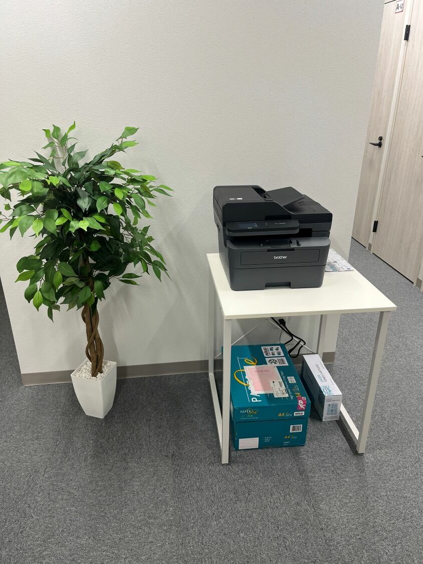 その他_複合機。1日20枚(白黒)まで無料で利用できます。