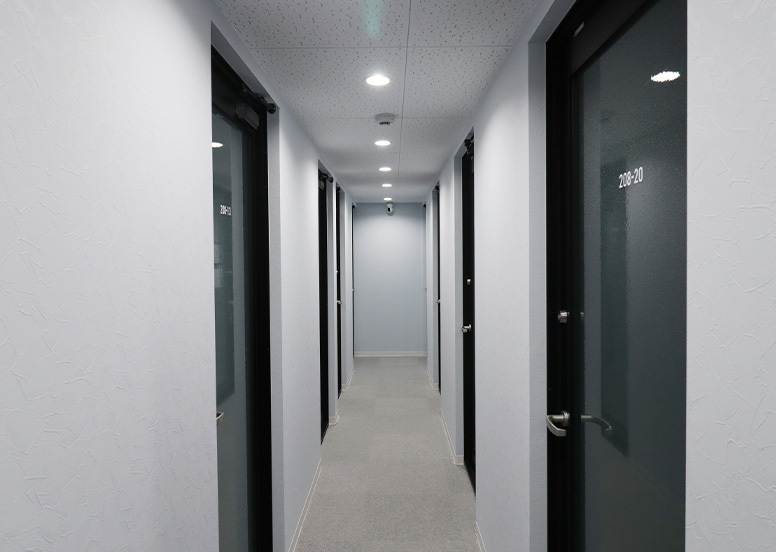 共有部_廊下。個室オフィスは施錠可能となっています。