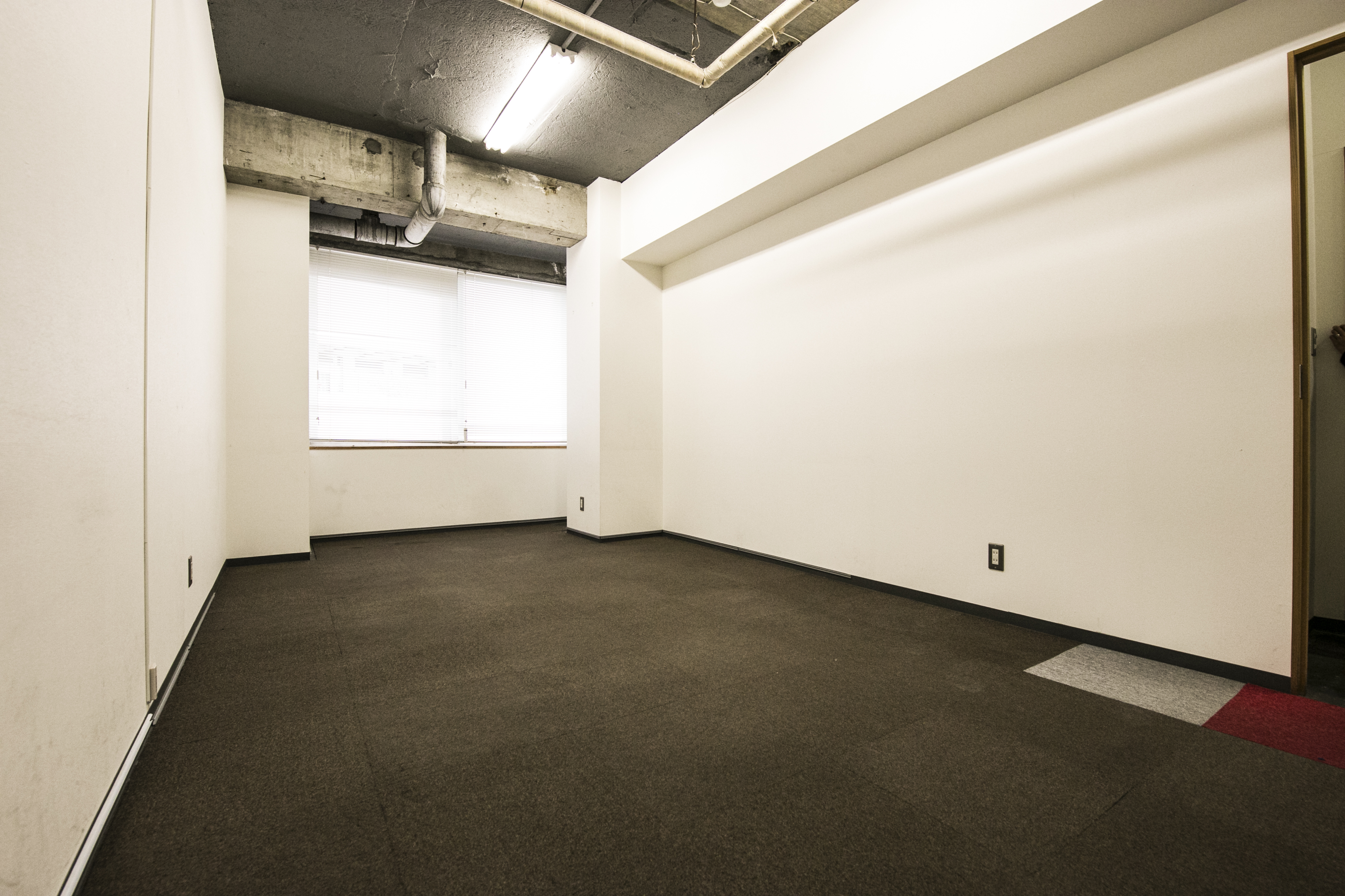 個室_7名個室です。広々としており、快適にご利用いただくことができます。