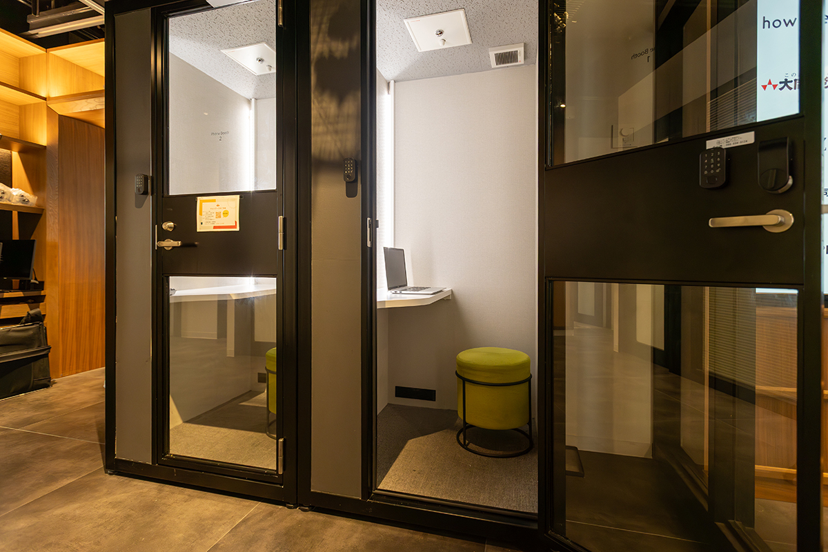 フォンブース_月額会員様は、防音&個室のフォンブースを無料でご利用頂けます。オンライン会議も円滑に行うことができます。