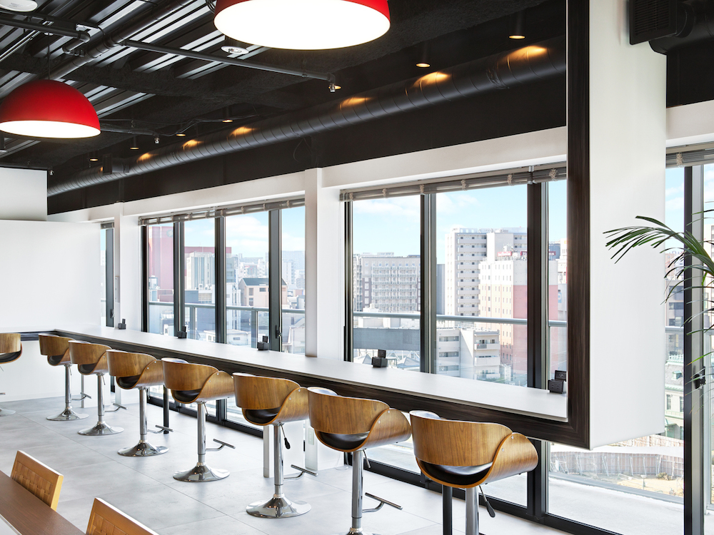 フリースペース_窓側のハイチェアーなど、様々なタイプのお席をご用意しています