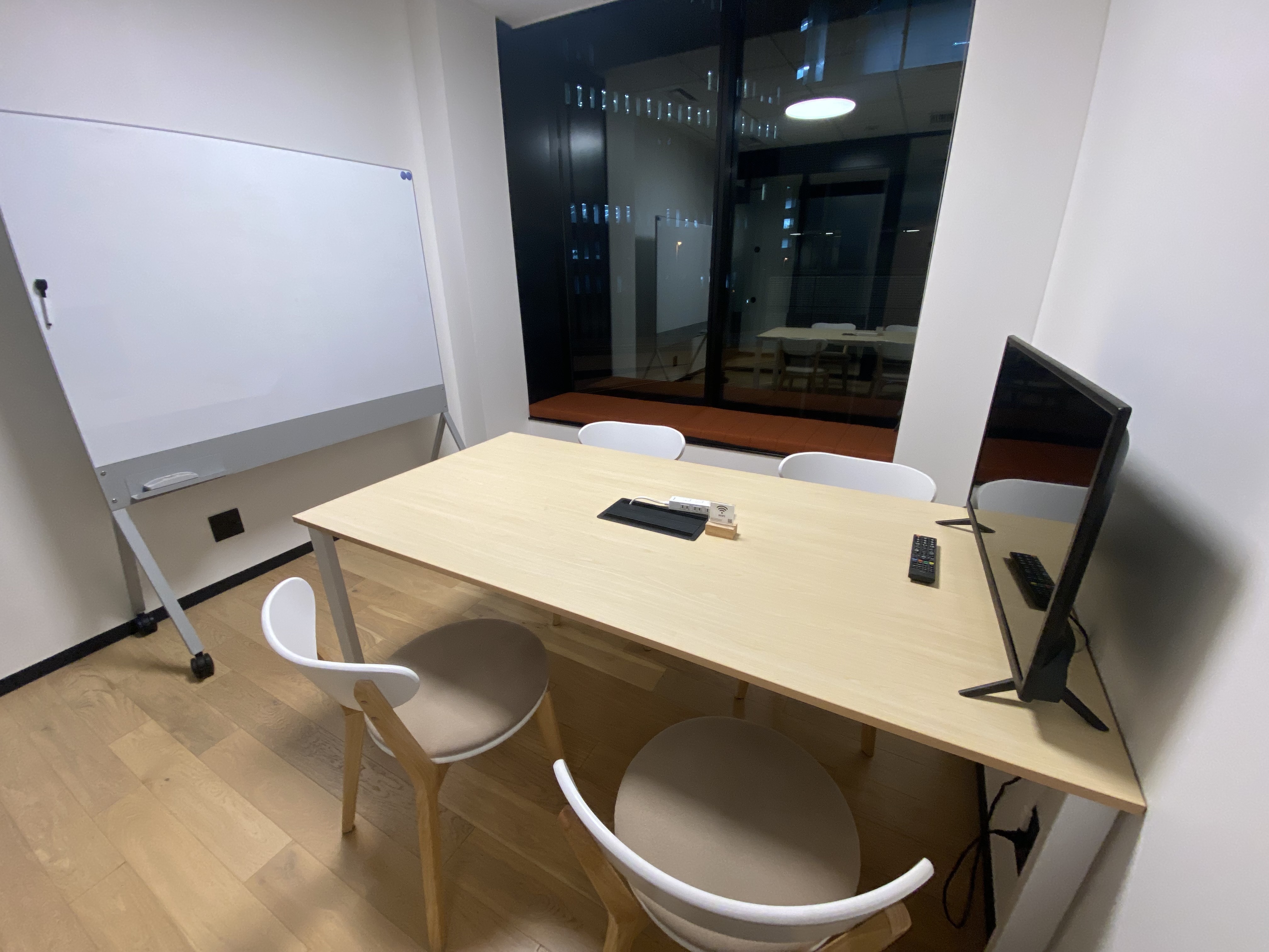 共有部_会議室。会議、面接、取材、セミナーなど様々なシーンで活用できます(有料)。