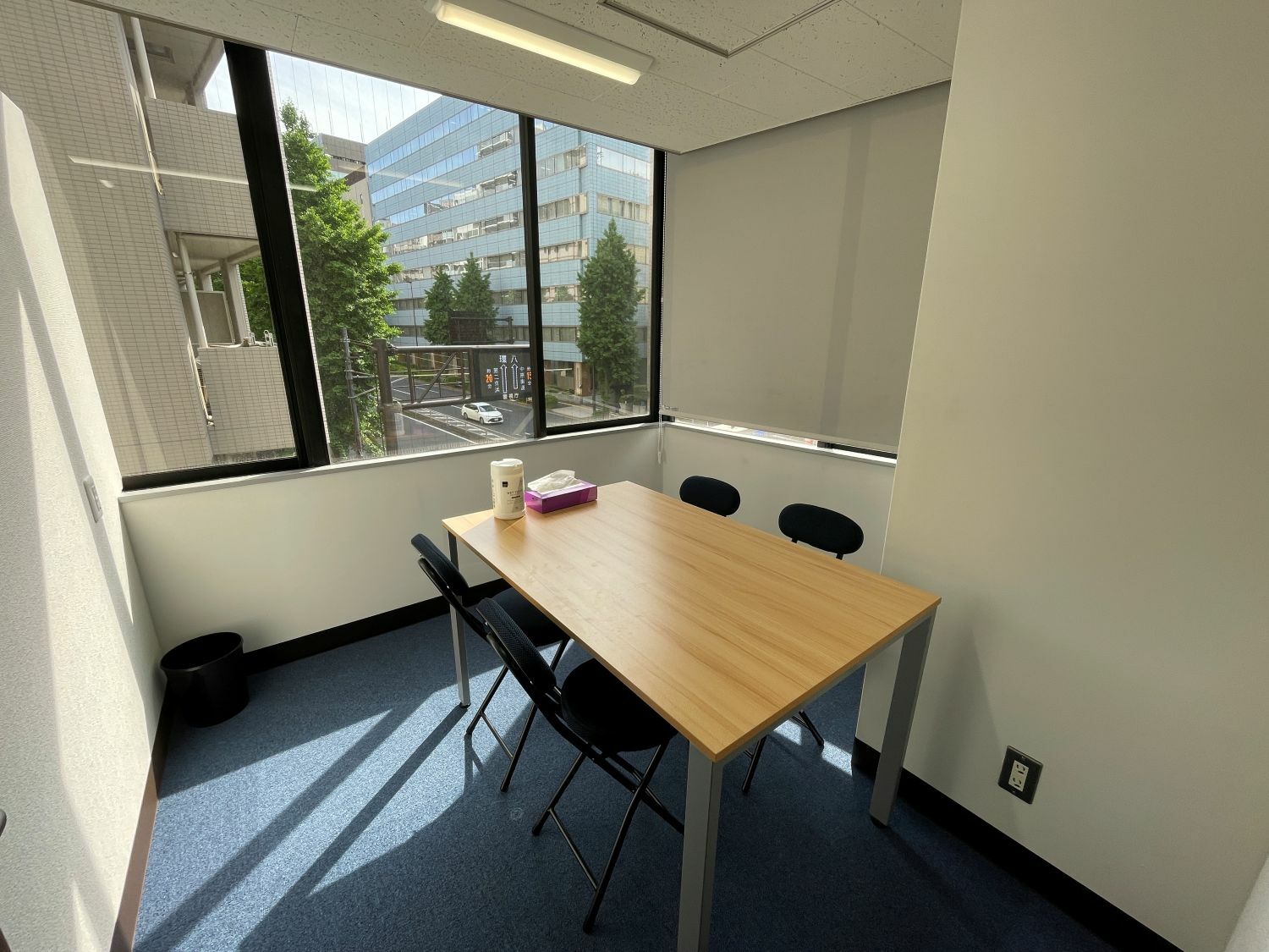 共有部_会議室。月10時間まで無料で利用可能です。
