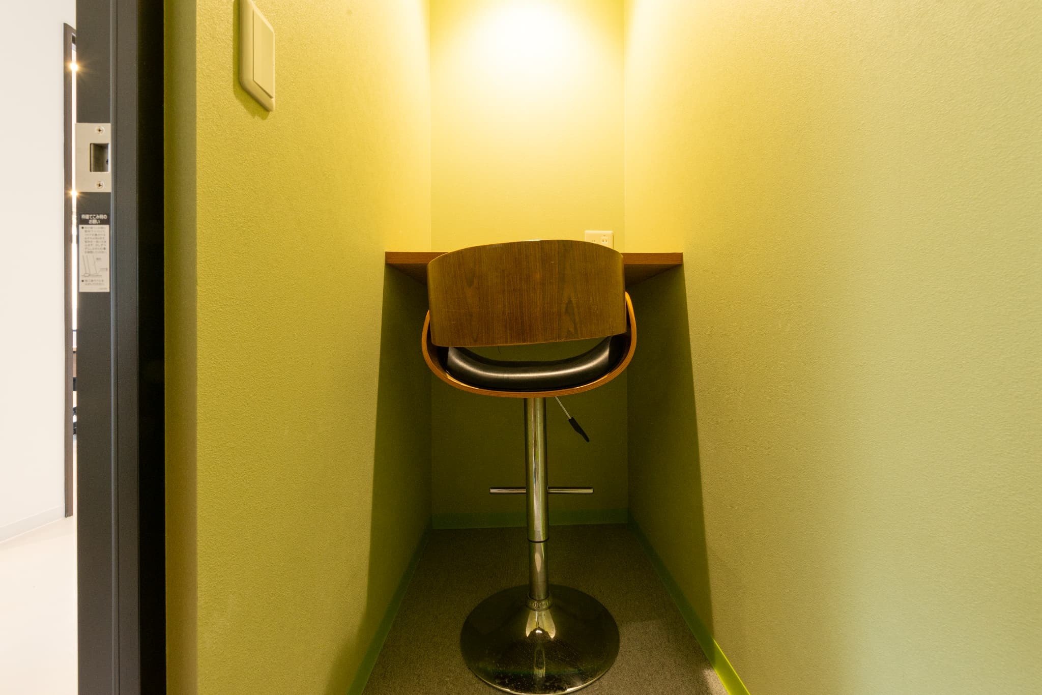 フォンブースフォンブース｜無料・予約制で利用可能。完全個室の防音仕様で、WEB会議や通話の際に最適です。