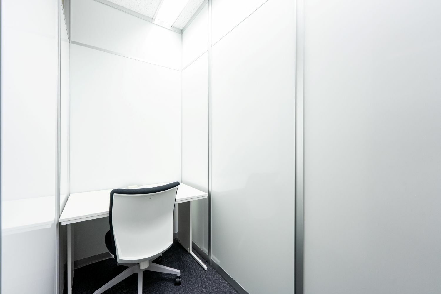 専有部_個室。Wi-Fi完備で、入居後すぐに作業が開始できます。