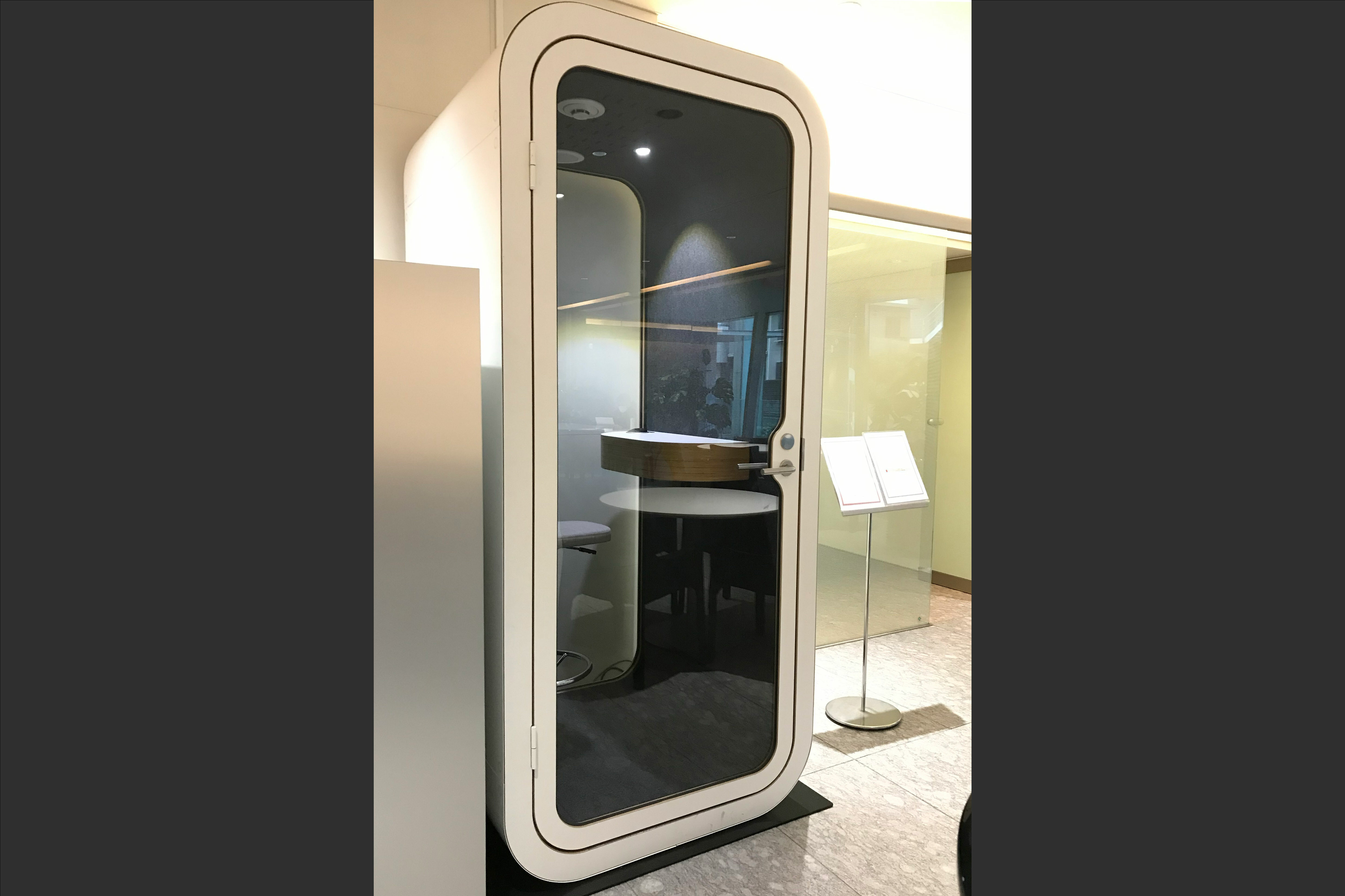 共有部_フォンブース。WEB会議に便利なブースも完備しています(有料)。