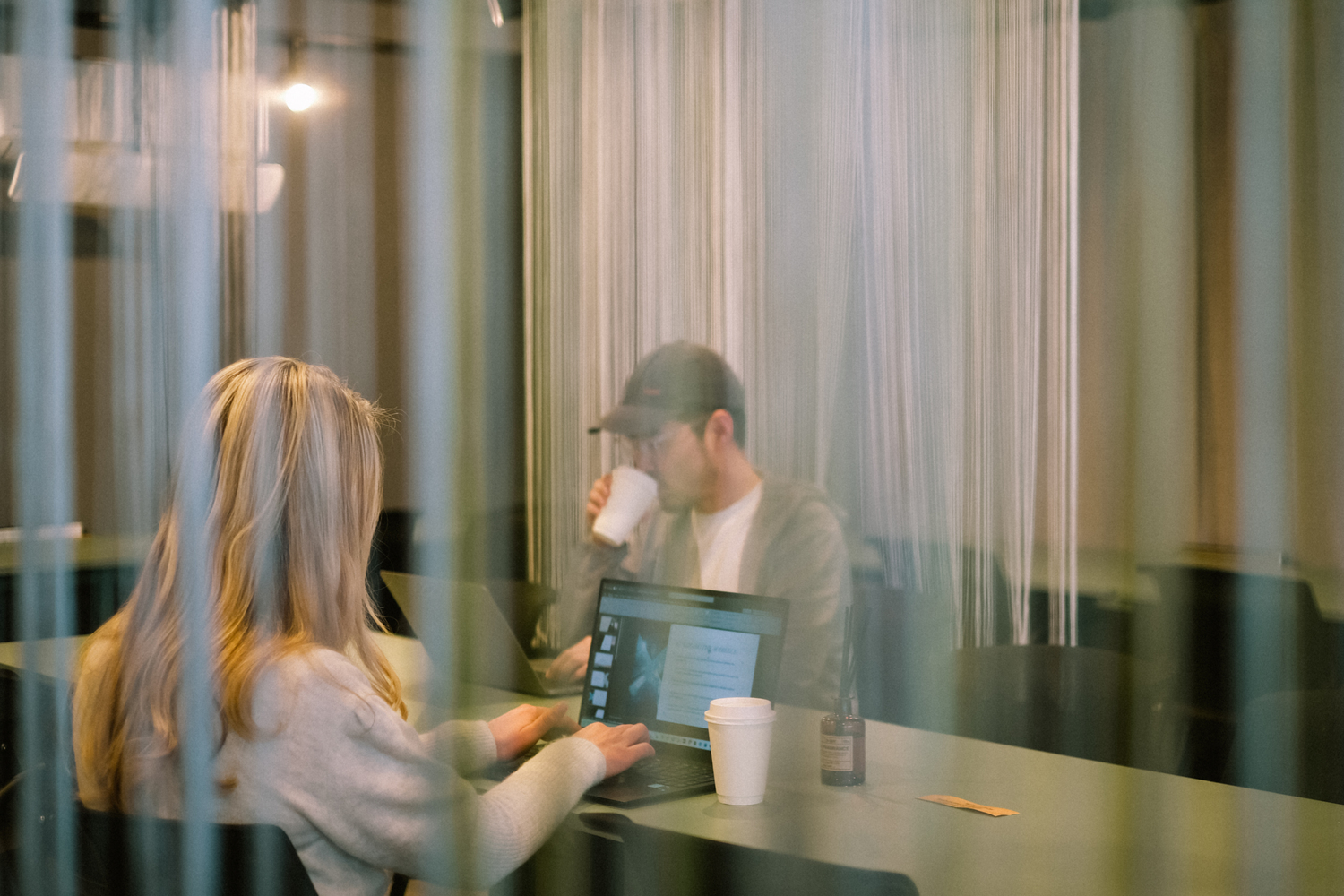 共有部_2Fコワーキングスペース。フリー席なので、ご自身の好きな席で作業ができます。