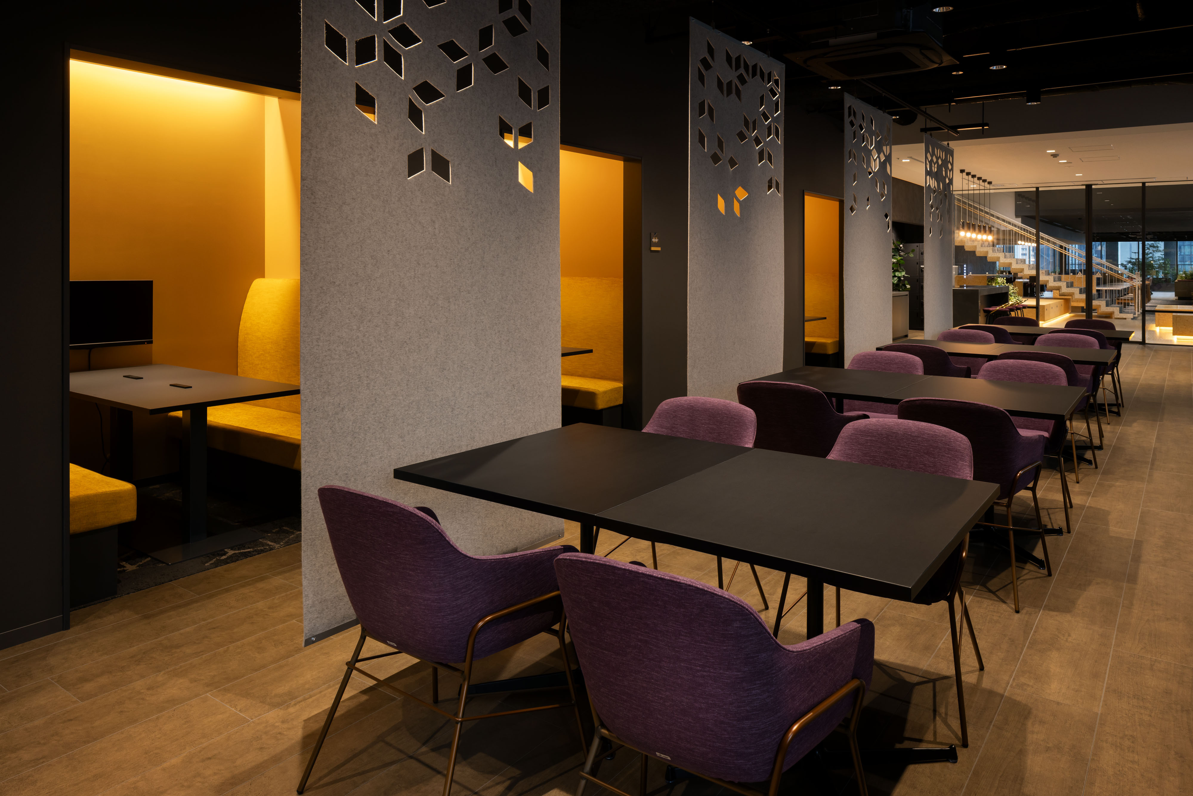 共有部_10階ラウンジ。フリードリンクが用意されています。