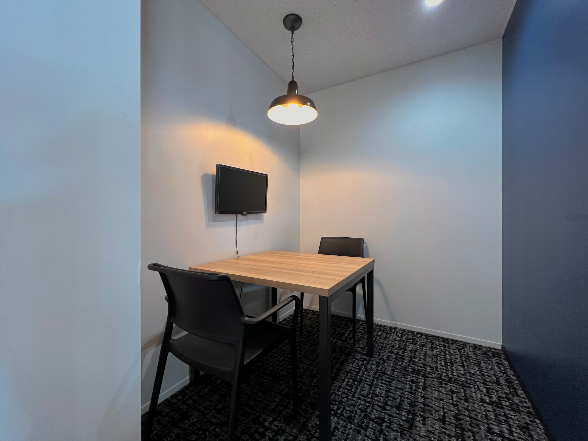 8F｜専有フロア内に1〜2名用のWEB会議室を3室完備。8Fフロアご契約者様専用の会議室です。オンラインミーティングはもちろん、採用面接等にも。