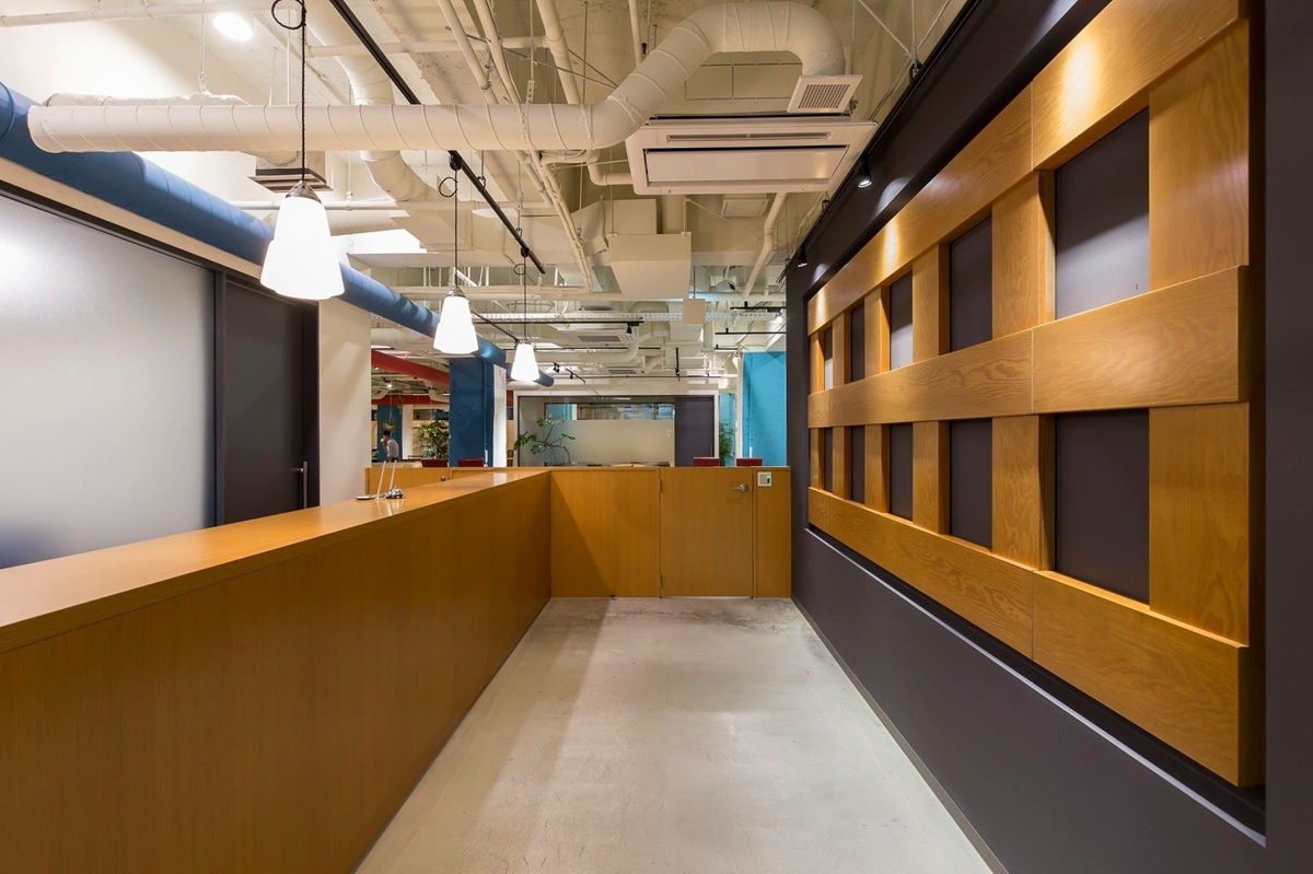 受付_温かみのある受付カウンター。 はじめての方でも安心してご利用いただけます。