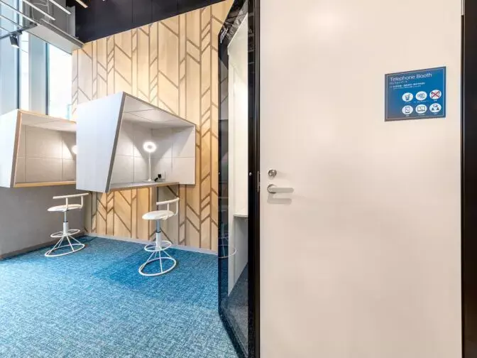 共有部_WEB会議専用ブース。WEB会議の際に利用できるブース席です。※画像はイメージです。©bizcomfort