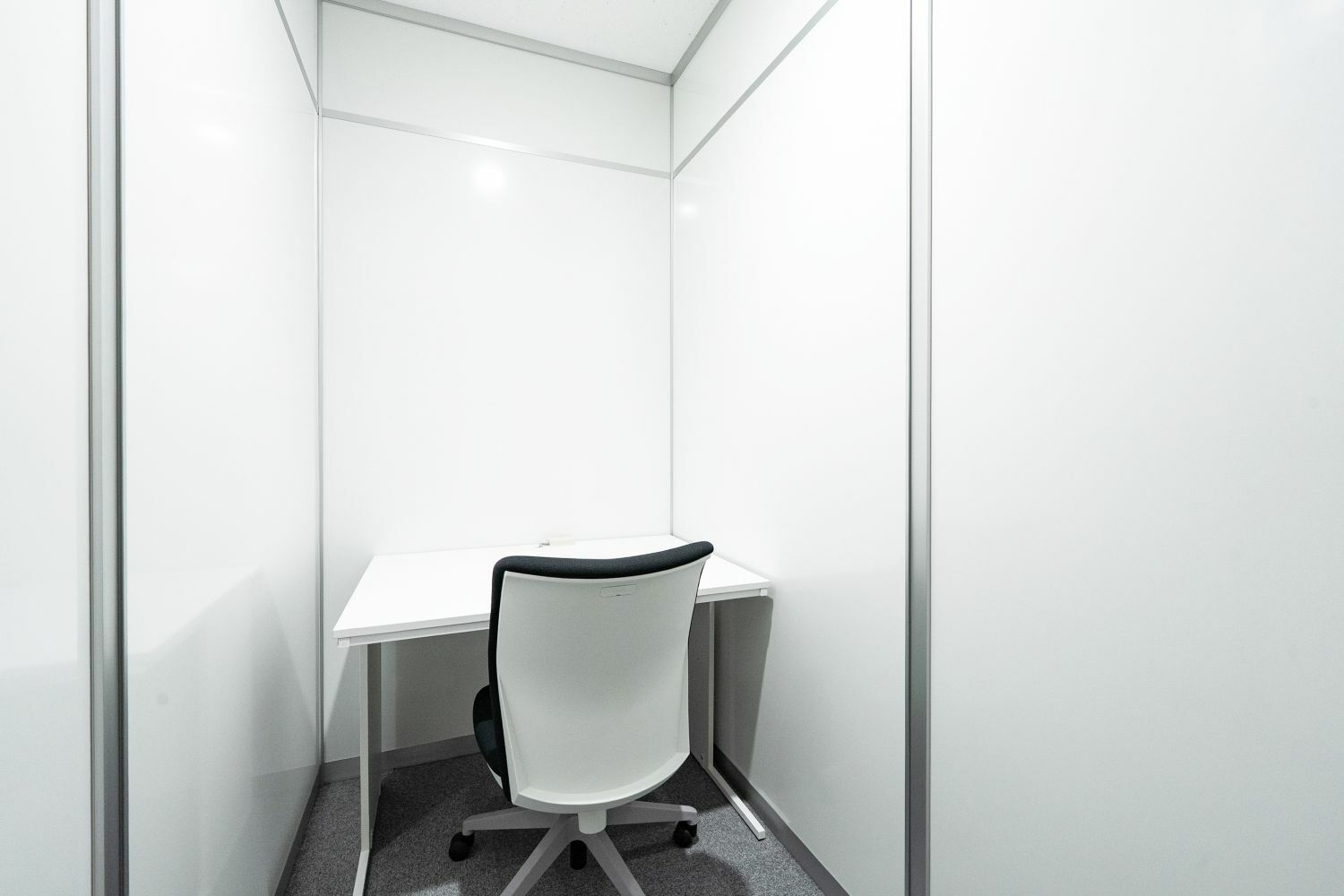 専有部_個室。Wi-Fi完備で、入居後すぐに作業が開始できます。