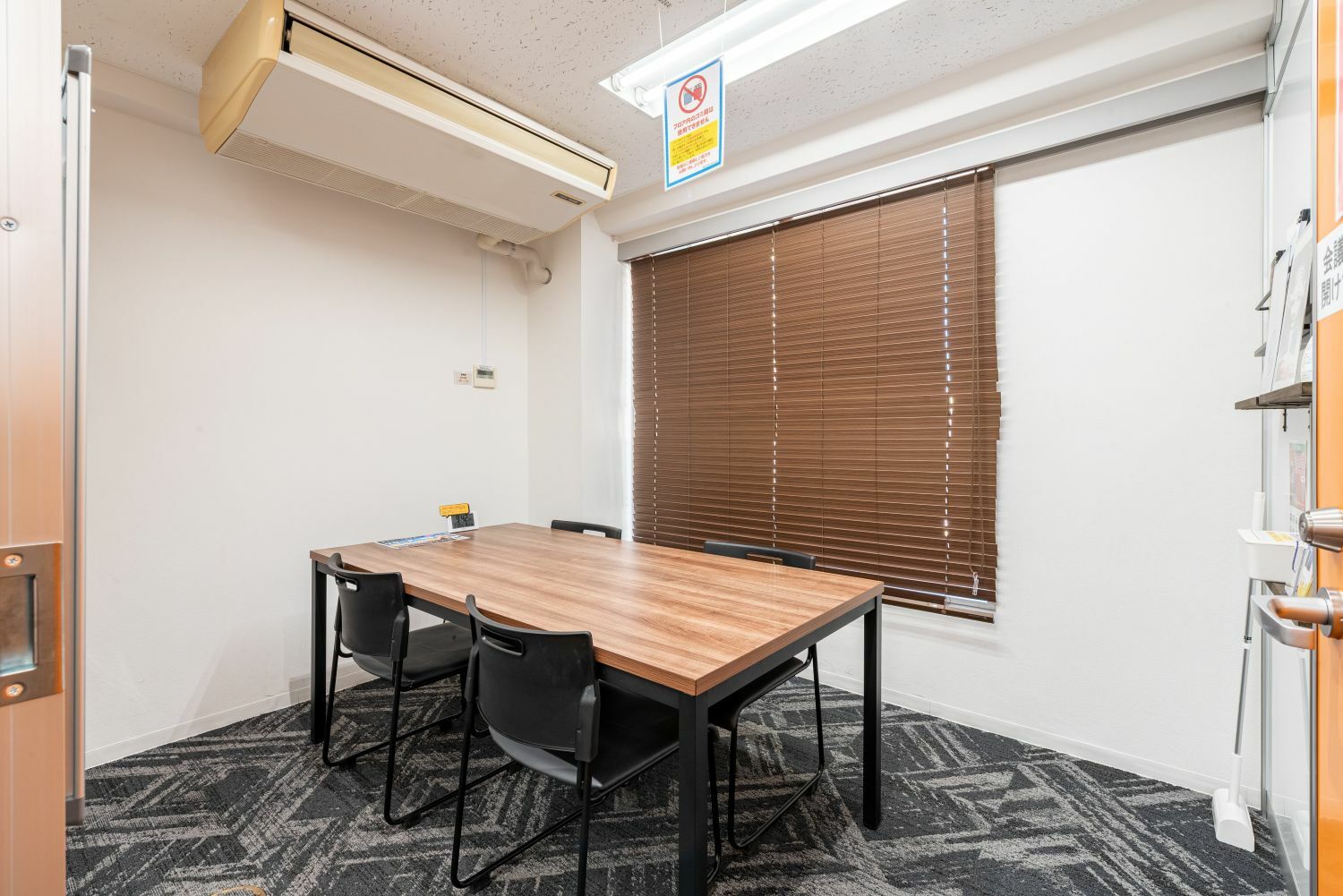 共有部_会議室。事前に専用サイトで予約することで利用できます（有料）。