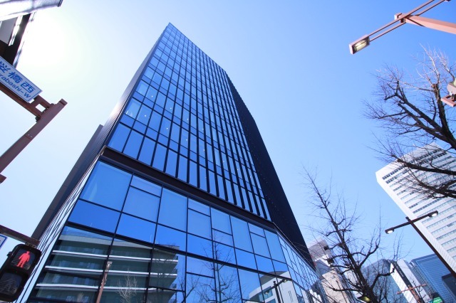 新築ビル最上階13Fのオフィス。明るく開放感あるお部屋が多数。