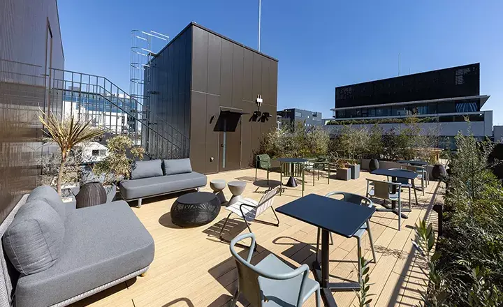 その他_屋上テラス。デスク・チェア・電源コンセント&Wi-Fiを備え、屋外ワークが可能です。※画像はイメージです。ⒸH1O