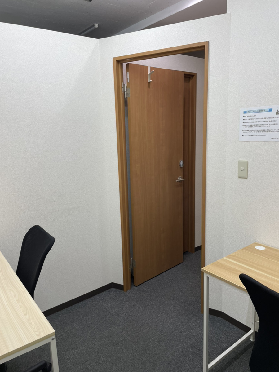 専有部_個室。家具、インターネット環境完備です。