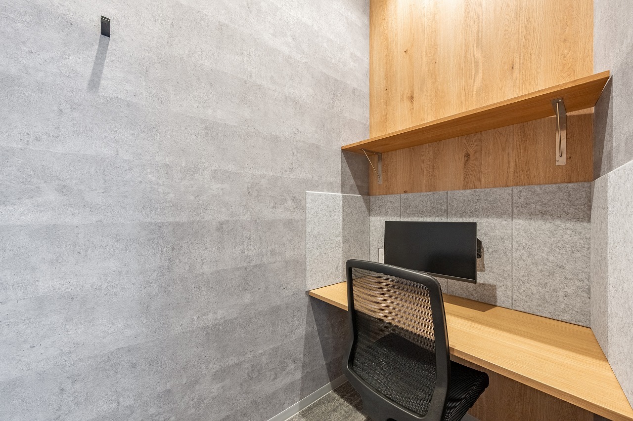 共有部_テレフォンブース。WEB会議や面接の際に便利です。©bizcomfort