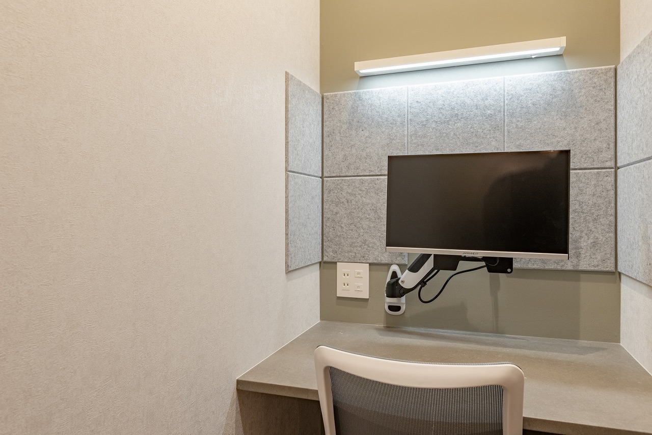 共有部_テレフォンブース。WEB会議専用個室です。事前予約制（有料）©bizcomfort