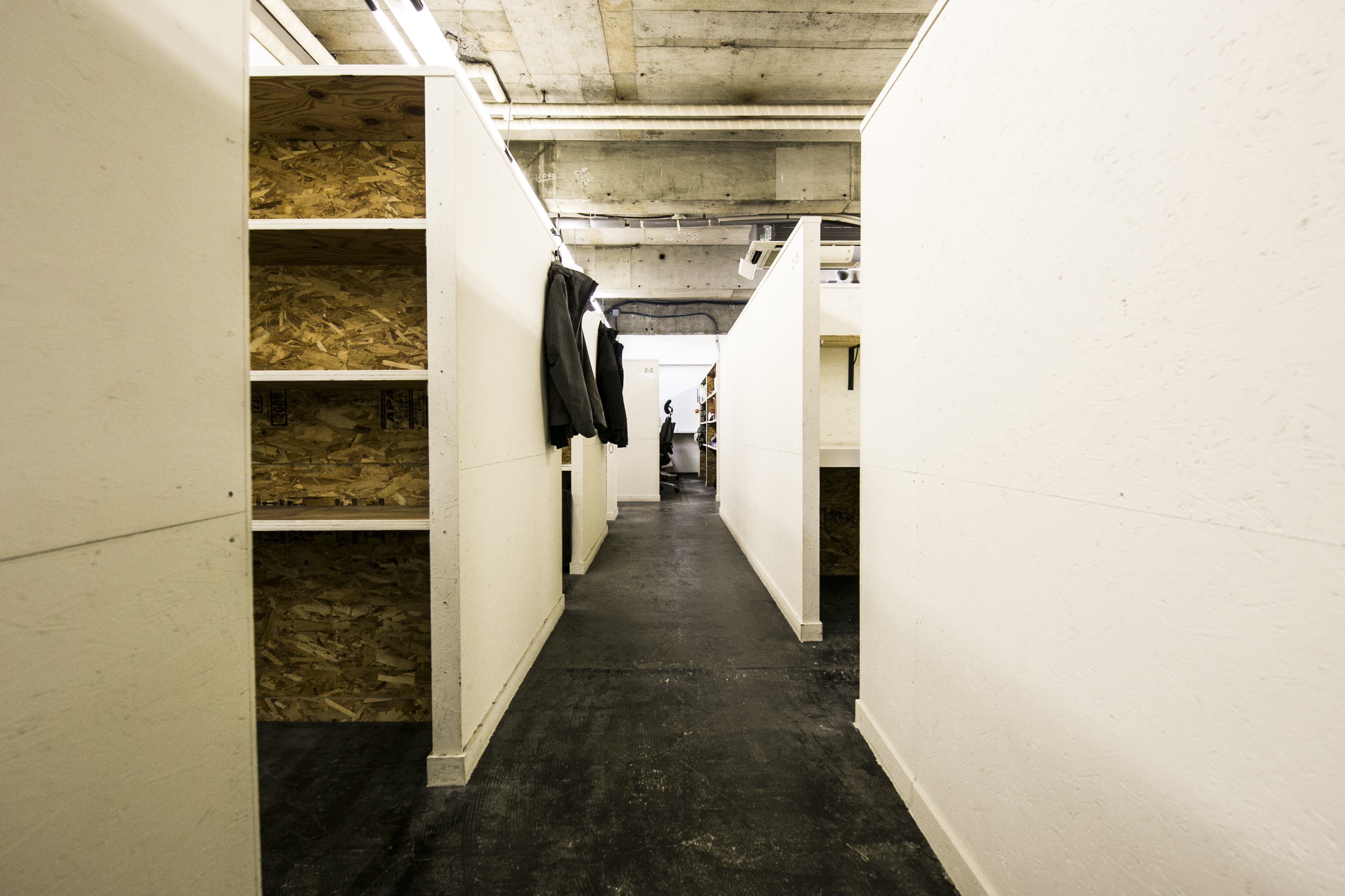 内観_2階の専用デスクエリアの写真です。壁に囲まれているため、周りを気にせず集中して作業することができます。