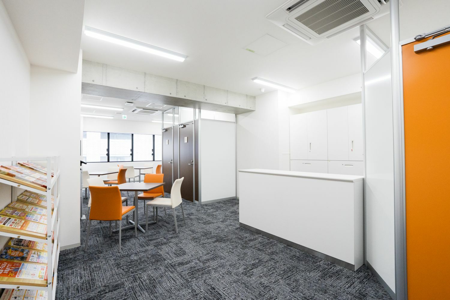 外観_受付。営業時間内はスタッフが常駐しています。