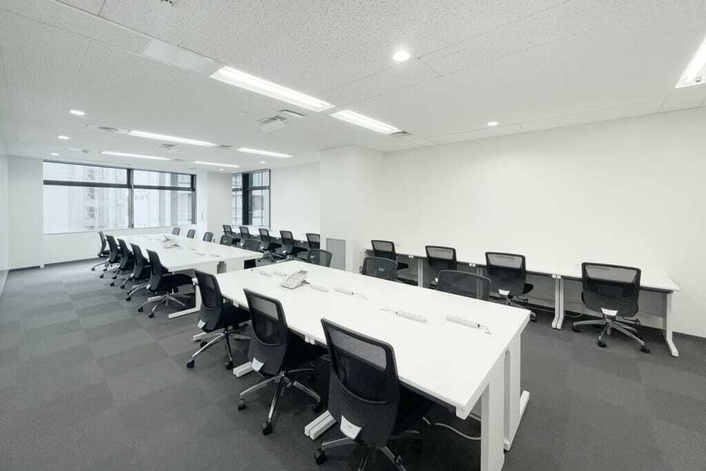 個室_25名用個室。レンタルオフィスとしては貴重は20名上のお部屋もご用意しております。増員時にアップグレードが可能です。