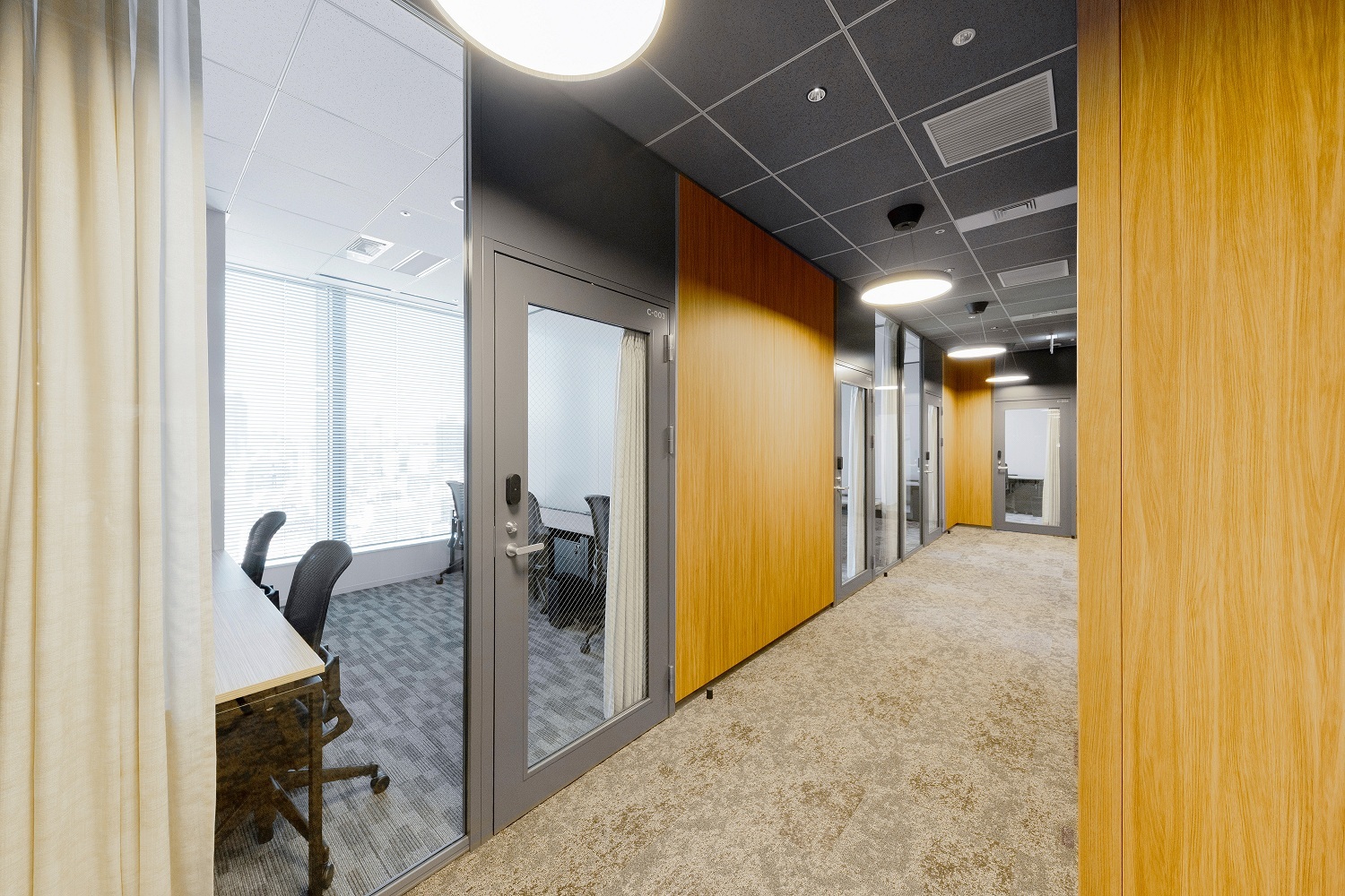 専有部_個室。家具付きのオフィスです。