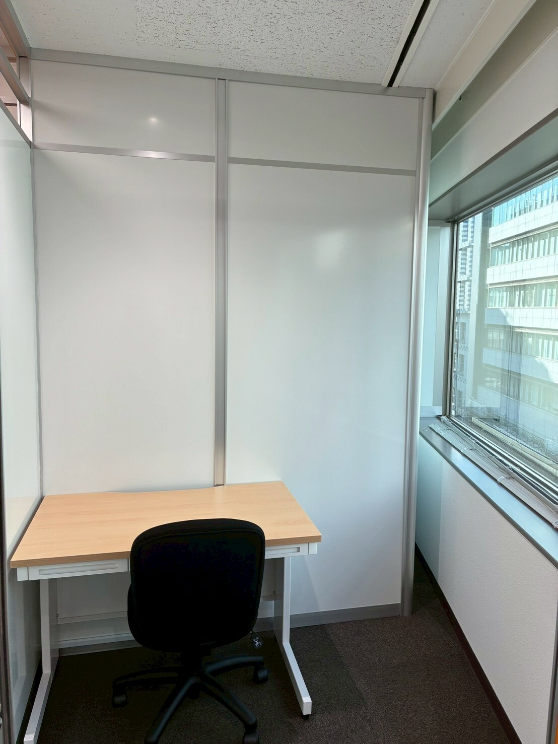 専有部_個室。家具、インターネット環境完備です。