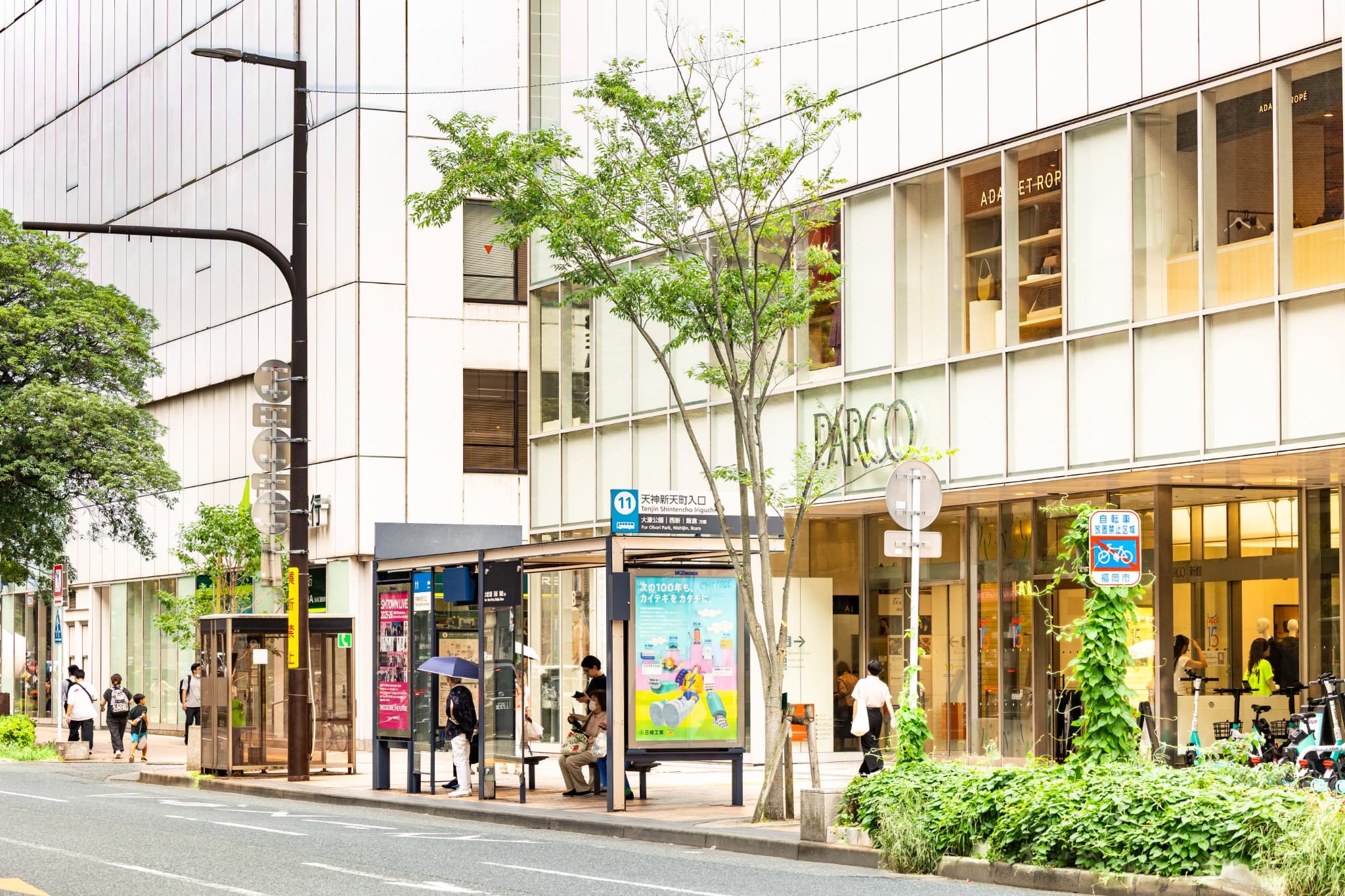 外観｜福岡パルコ新館1F玄関。目の前にバス停があるので、バス通勤にも便利です。