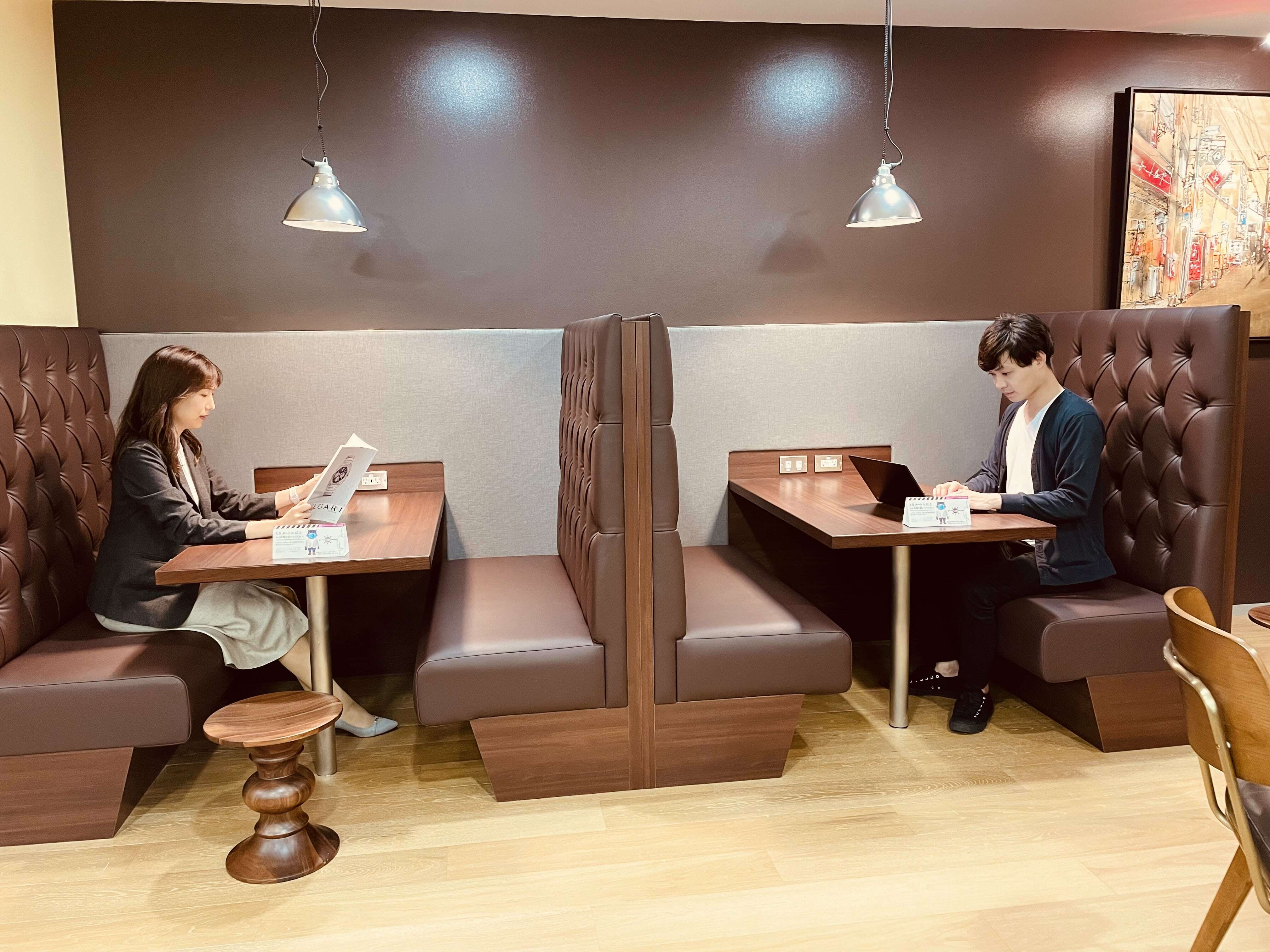 ホットデスク_空いているお席を自由にご利用いただけるプラン、ご利用いただくお席にはより集中して行に取り組めるようパーテーションが付いている物もございます