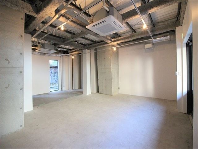 個室_高さ4メートルの広い空間が利用できるオフィスです。