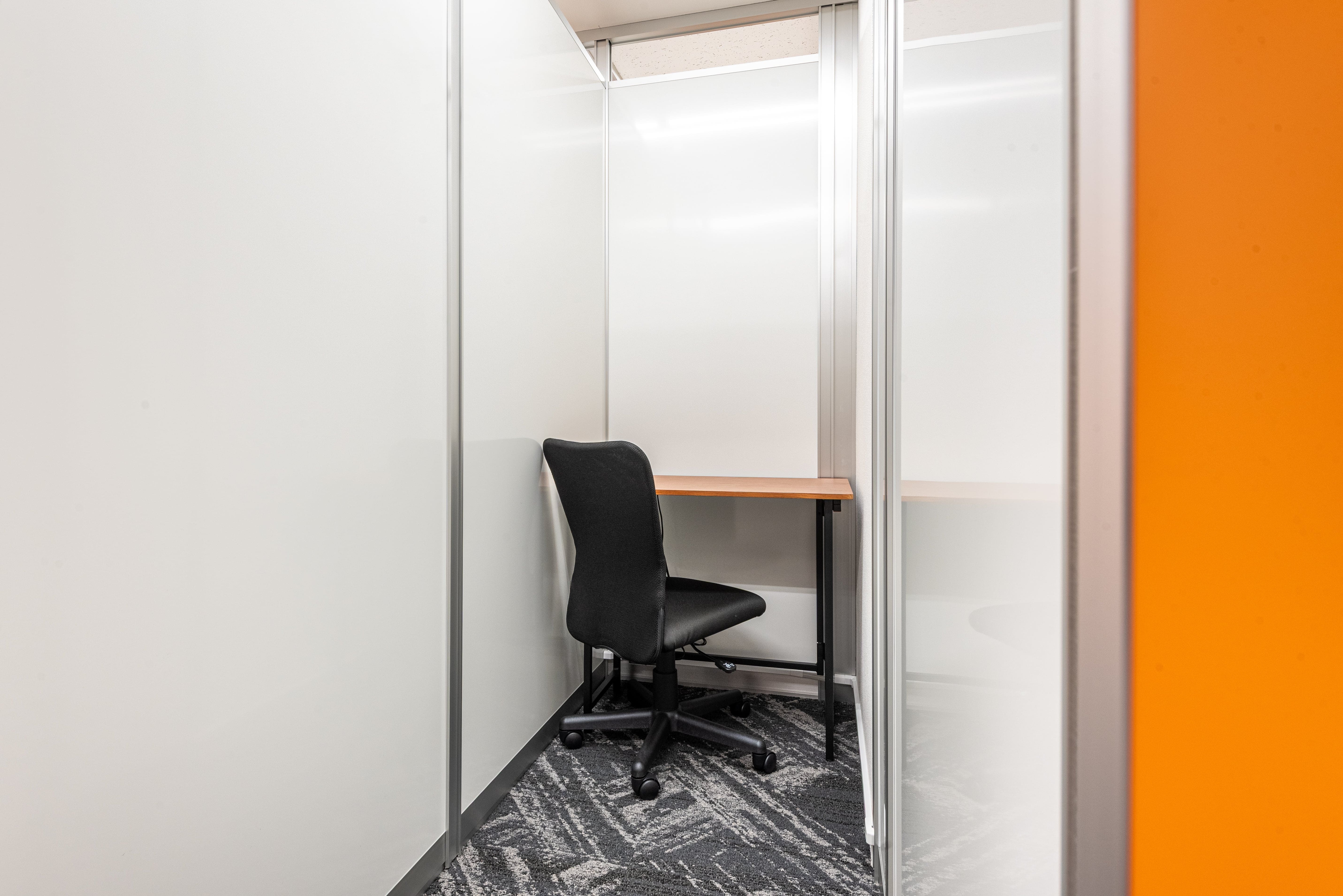 個室_集中して作業に取り組める個別施錠付きの個室を複数ご用意しています。