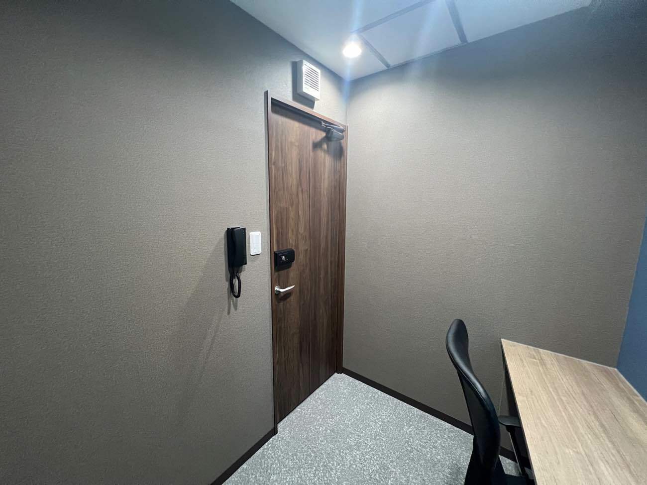 専有部_個室。インターネット環境を完備しています。