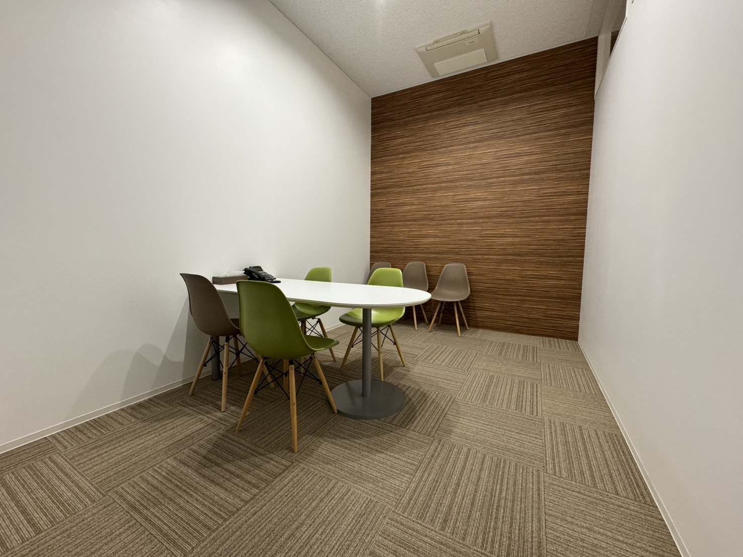 共有部_打ち合わせスペース。社内だけでなく、社外の方との打ち合わせも可能です。