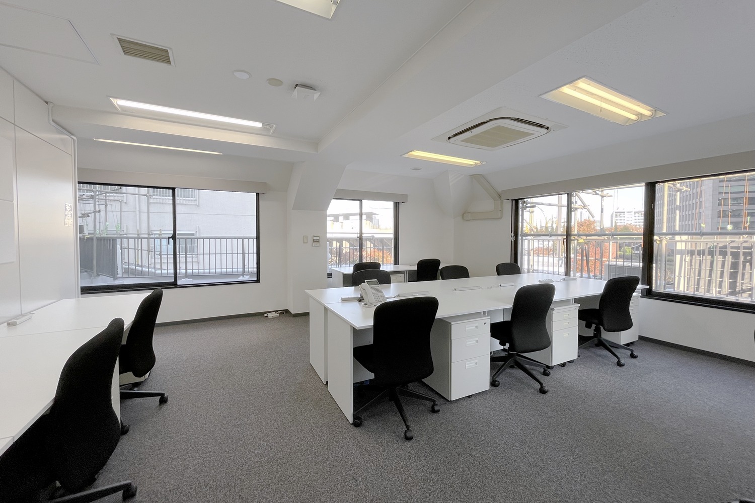 個室_12名用個室。2面窓で明るい陽ざしが入ります。