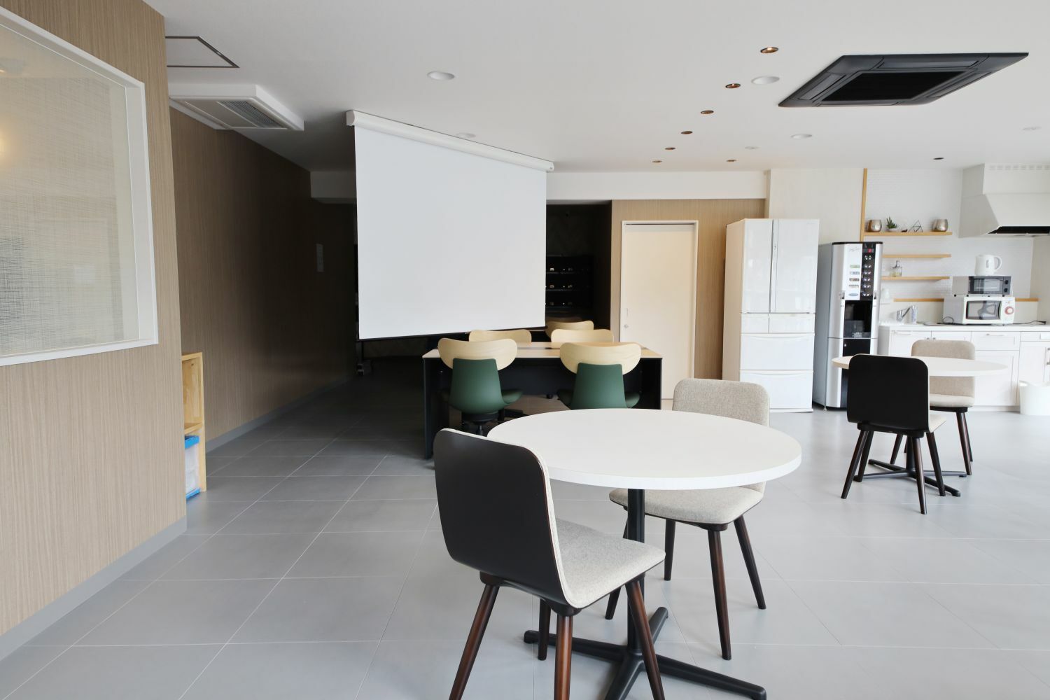 共有部_コワーキングスペース。ちょっとした打ち合わせにも利用可能です。