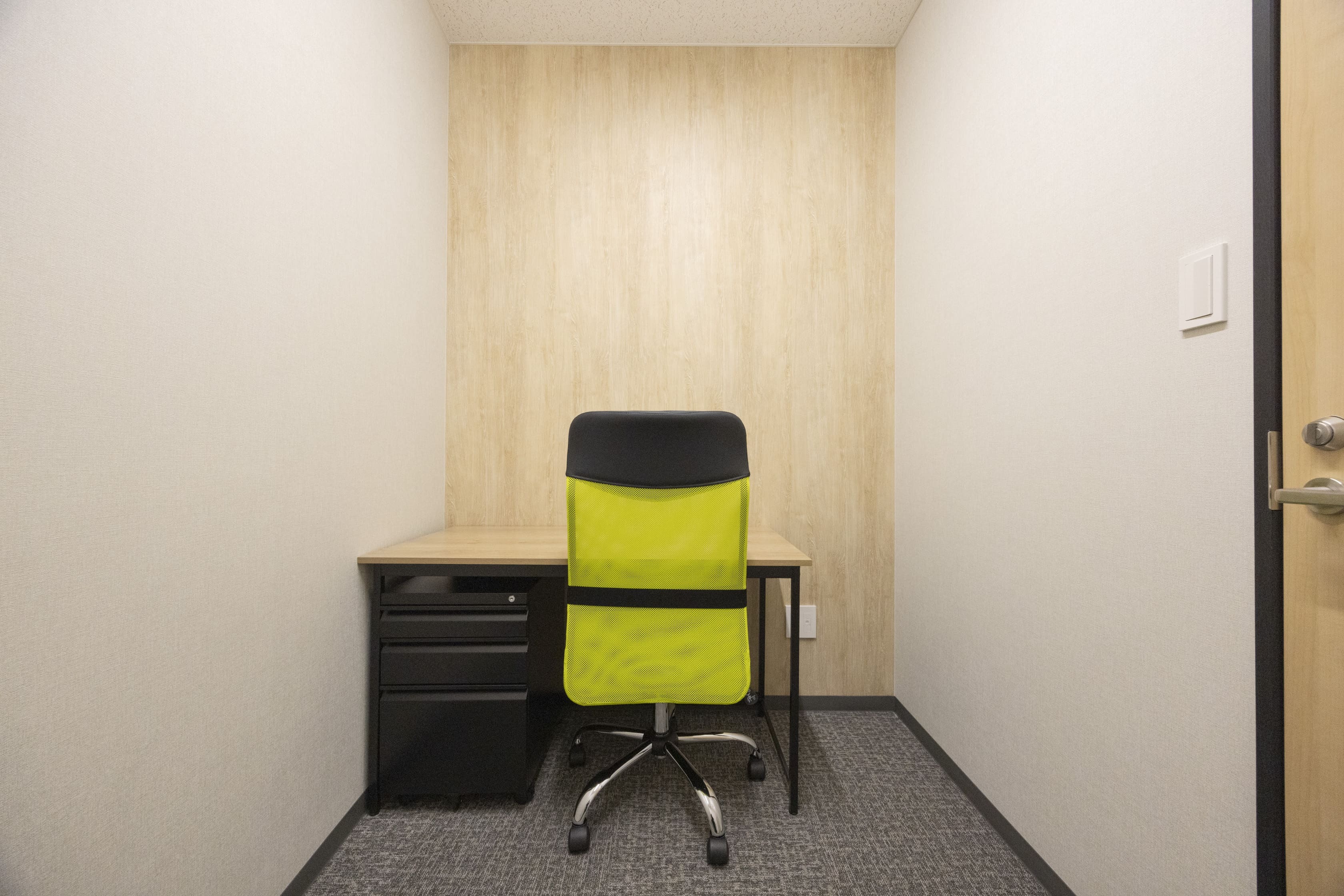 1名様用_専有部_個室。家具、インターネット環境完備ですぐにビジネスをスタートできます。