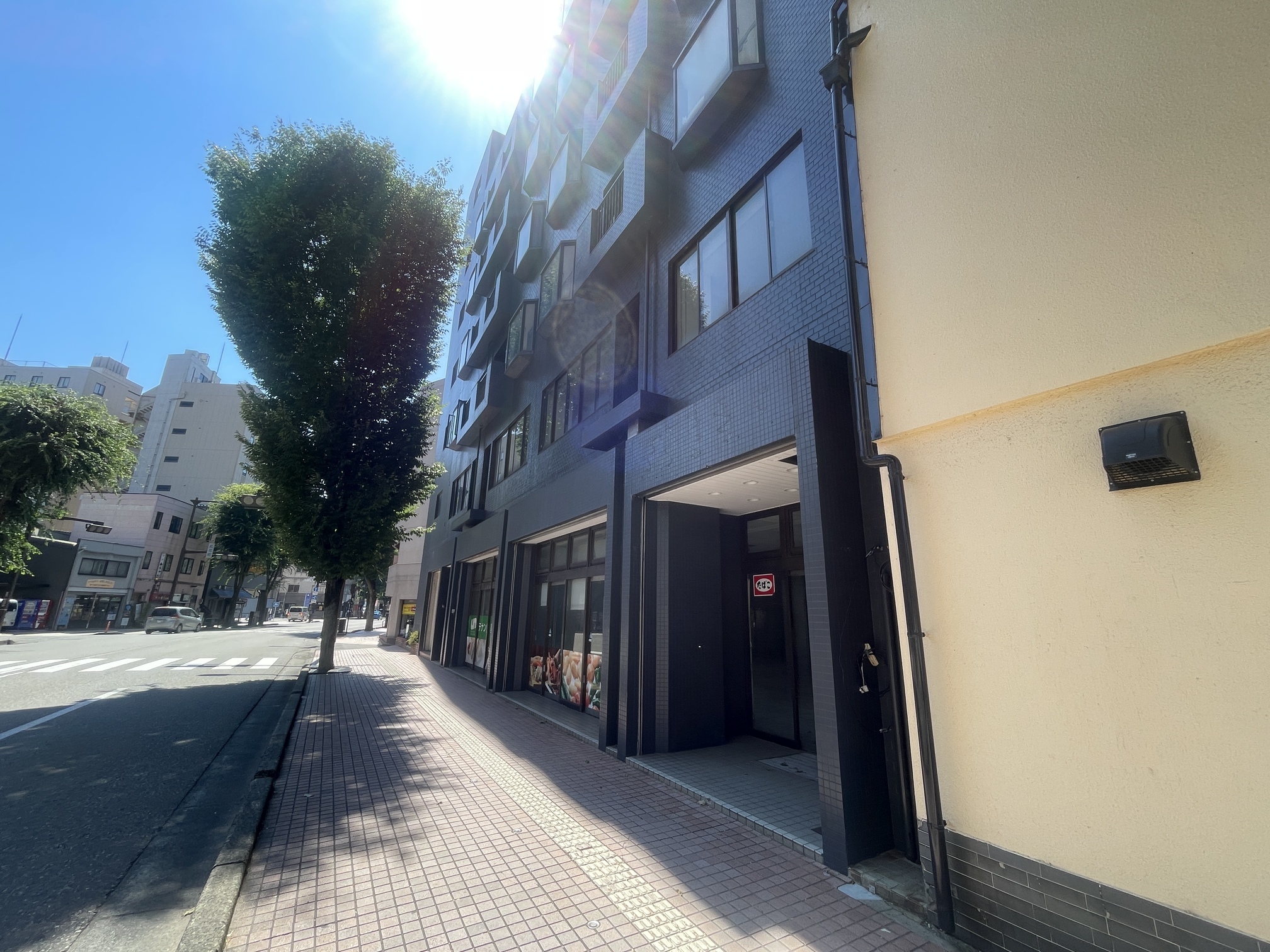 外観_金沢駅から徒歩6分に位置しています。