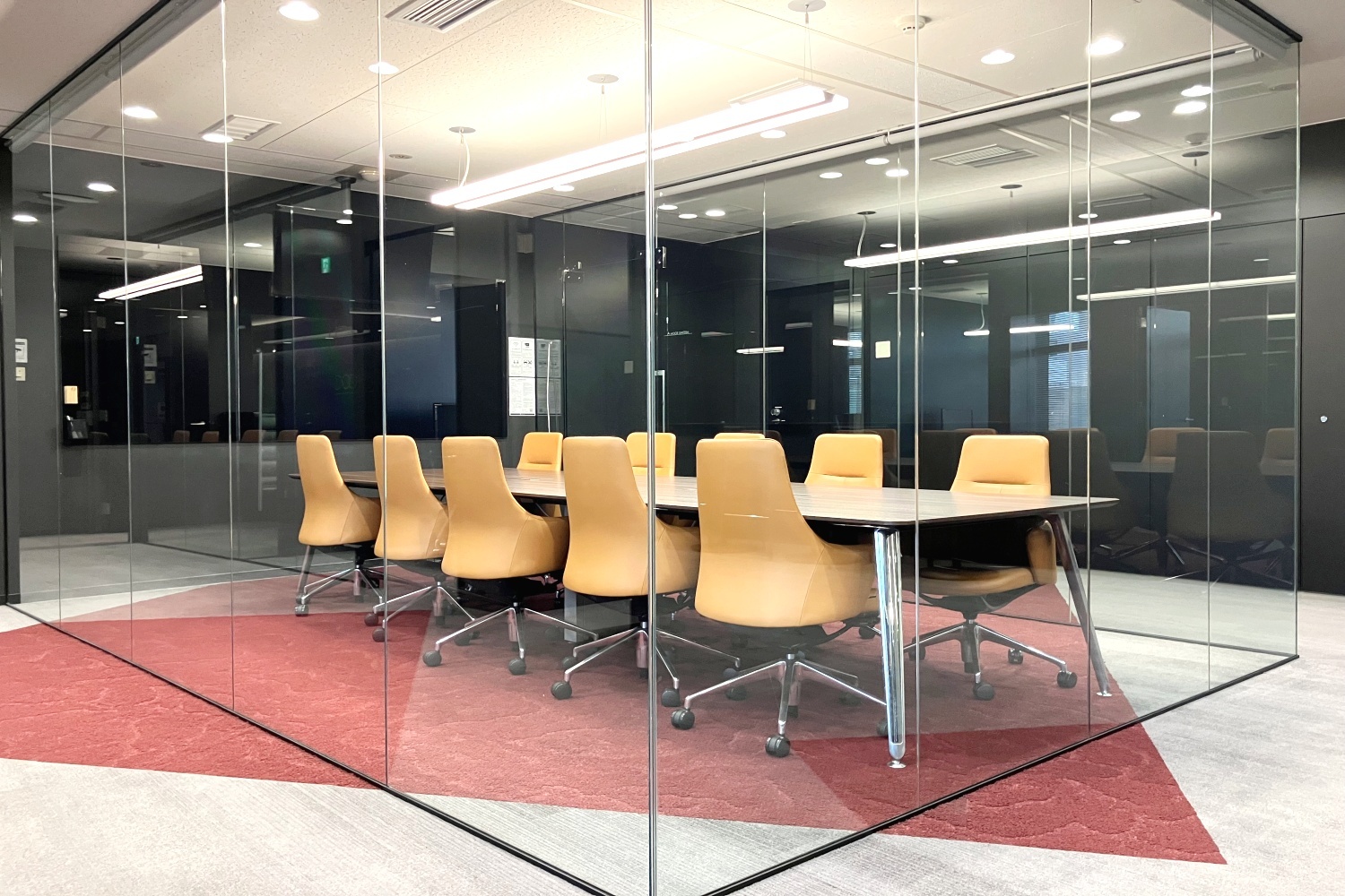 共有部_会議室A　最大10名様用　ロールカーテンで目隠しができます。